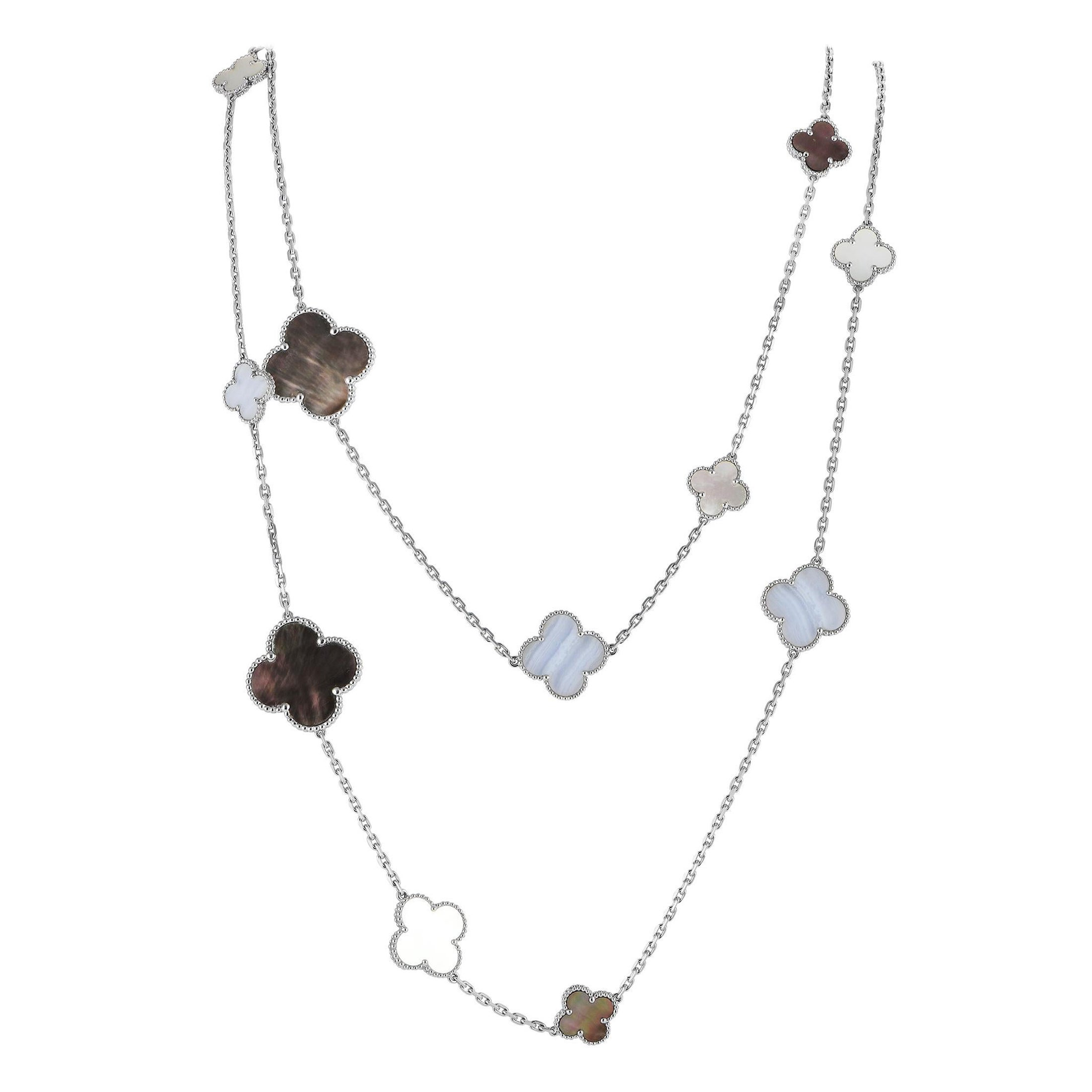 Van Cleef & Arpels Alhambra Halskette aus 18 Karat Weißgold mit Chalcedon und Perlmutt und Perlmutt