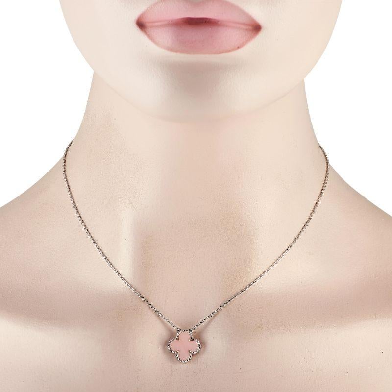 Die süße Schlichtheit dieser Halskette wertet Ihren Stil im Handumdrehen auf. Dieses Stück von Van Cleef & Arpels besteht aus einer weißgoldenen Halskette mit einer Länge von 16 Zoll. Sie trägt einen 0,65 Zoll großen Alhambra-Anhänger mit einer rosa