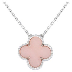 Van Cleef & Arpels Alhambra Halskette aus 18 Karat Weißgold mit rosa Koralle
