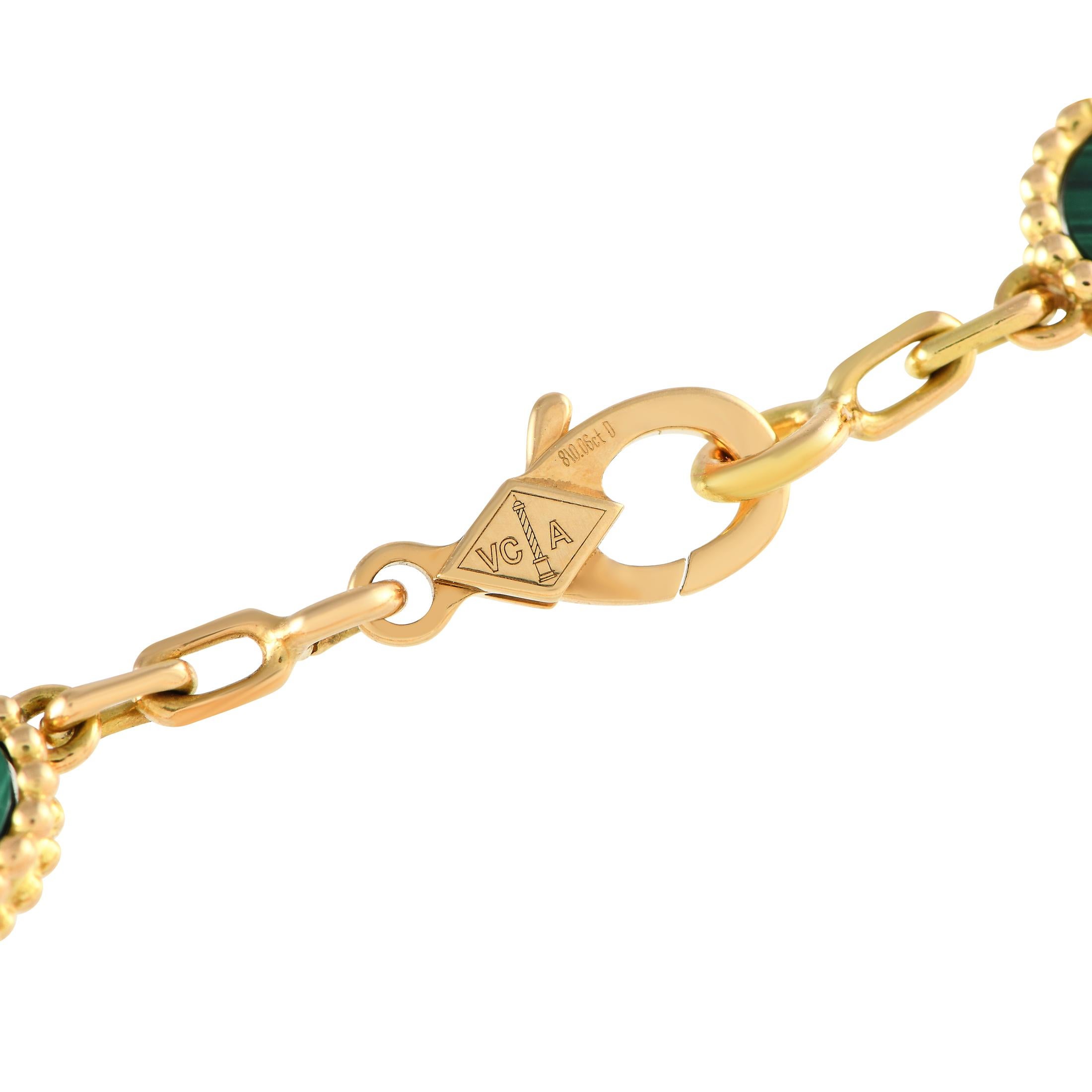 Das Alhambra-Armband von Van Cleef & Arpels ist mühelos elegant. Opulentes 18-karätiges Gelbgold ergänzt wunderbar die farbenfrohen Malachit-Edelsteine, die die ikonischen kleeblattförmigen Motive betonen. Diamanten mit einem Gesamtgewicht von 0,97