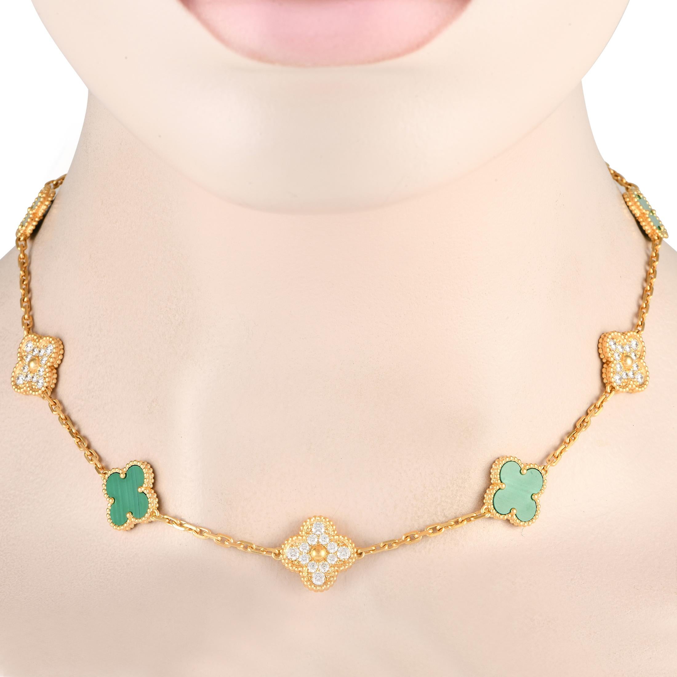 Diese Alhambra-Halskette mit 10 Motiven wurde mit Blick auf zeitlose Eleganz entworfen und ist das perfekte Erbstück. Die Kette ist 17 Zoll lang und aus massivem 18 Karat Gelbgold gefertigt. Auf gleichmäßig verteilten Stationen befinden sich 10