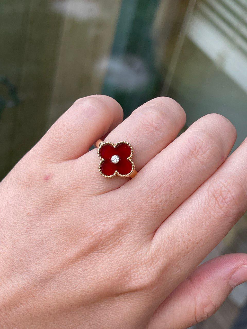 Van Cleef & Arpels: Alhambra 18 Karat Gelbgold Karneol Diamantring im Zustand „Hervorragend“ in Banbury, GB
