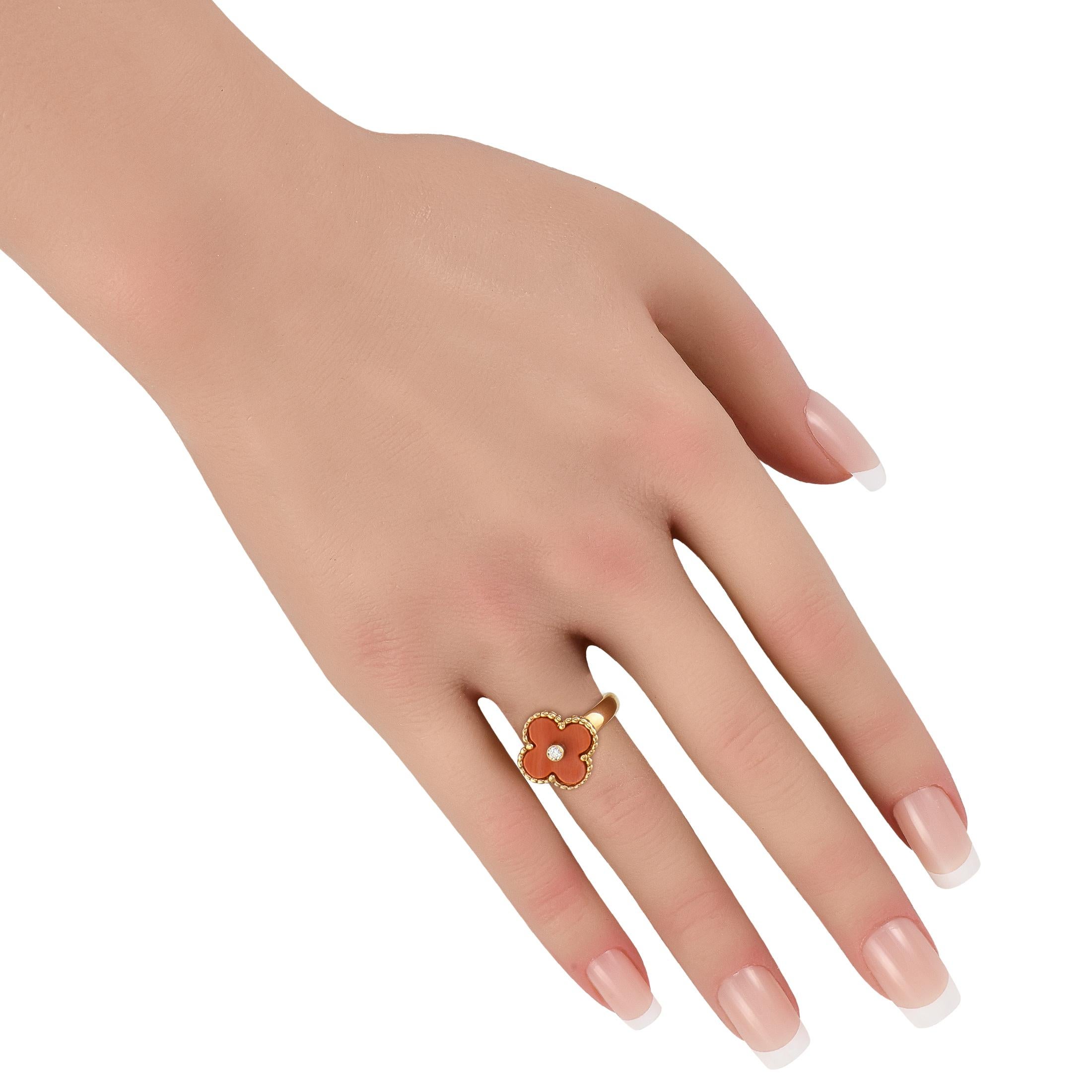 Anillo de coral Van Cleef & Arpels Alhambra de oro amarillo de 18 quilates en Excelente estado para la venta en Southampton, PA