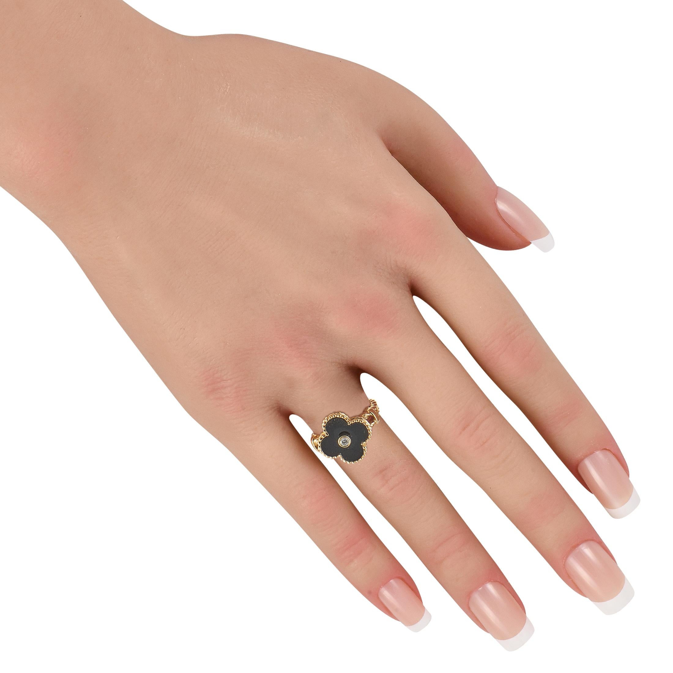 Taglio rotondo Van Cleef & Arpels Alhambra 18K Yellow Gold Diamond and Onyx Ring VC08-110725 in vendita