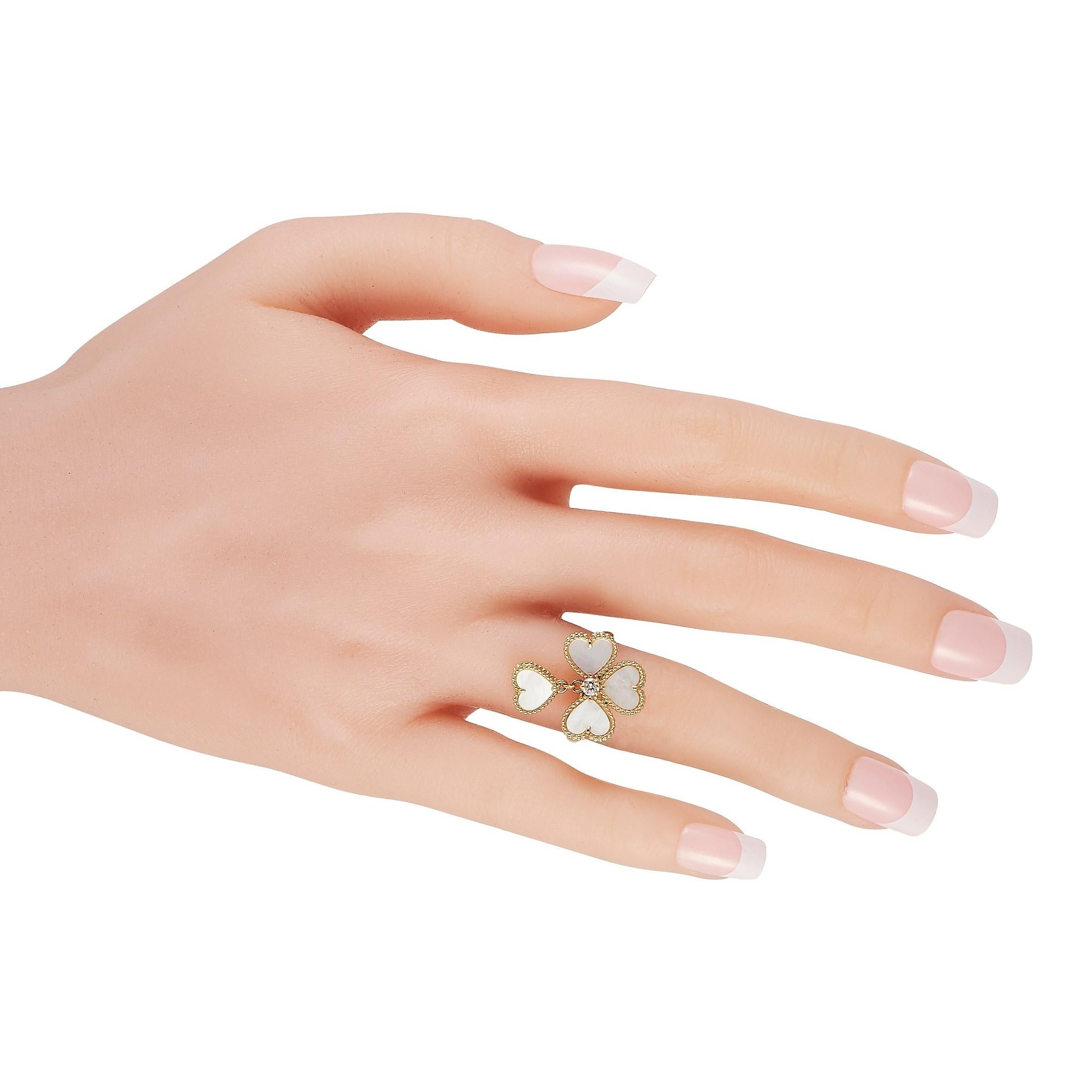 Van Cleef & Arpels Alhambra Ring aus 18 Karat Gelbgold mit Diamant und Perlmutt im Zustand „Hervorragend“ in Southampton, PA
