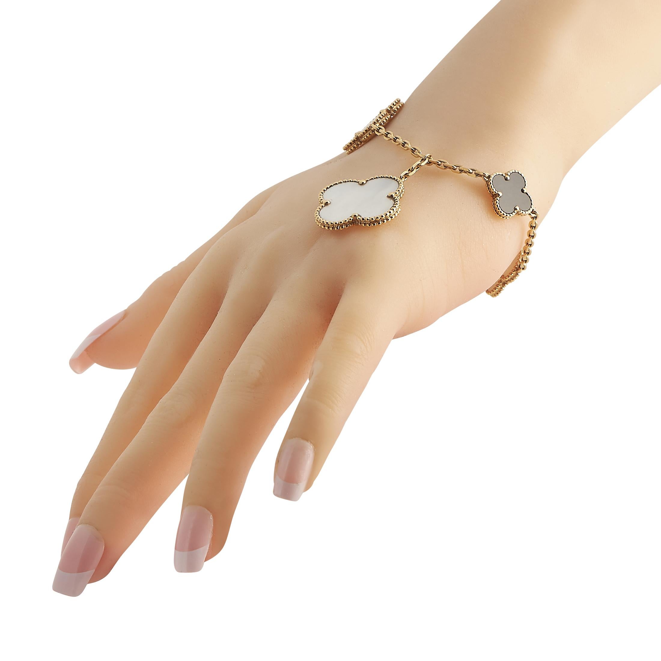 Ce bracelet Alhambra à 5 motifs de Van Cleef & Arpels vous permettra de rehausser votre style d'accessoirisation. La chaîne du bracelet en or jaune 18 carats est ornée de cinq motifs inspirés du trèfle, chacun étant incrusté de nacre (en noir, blanc