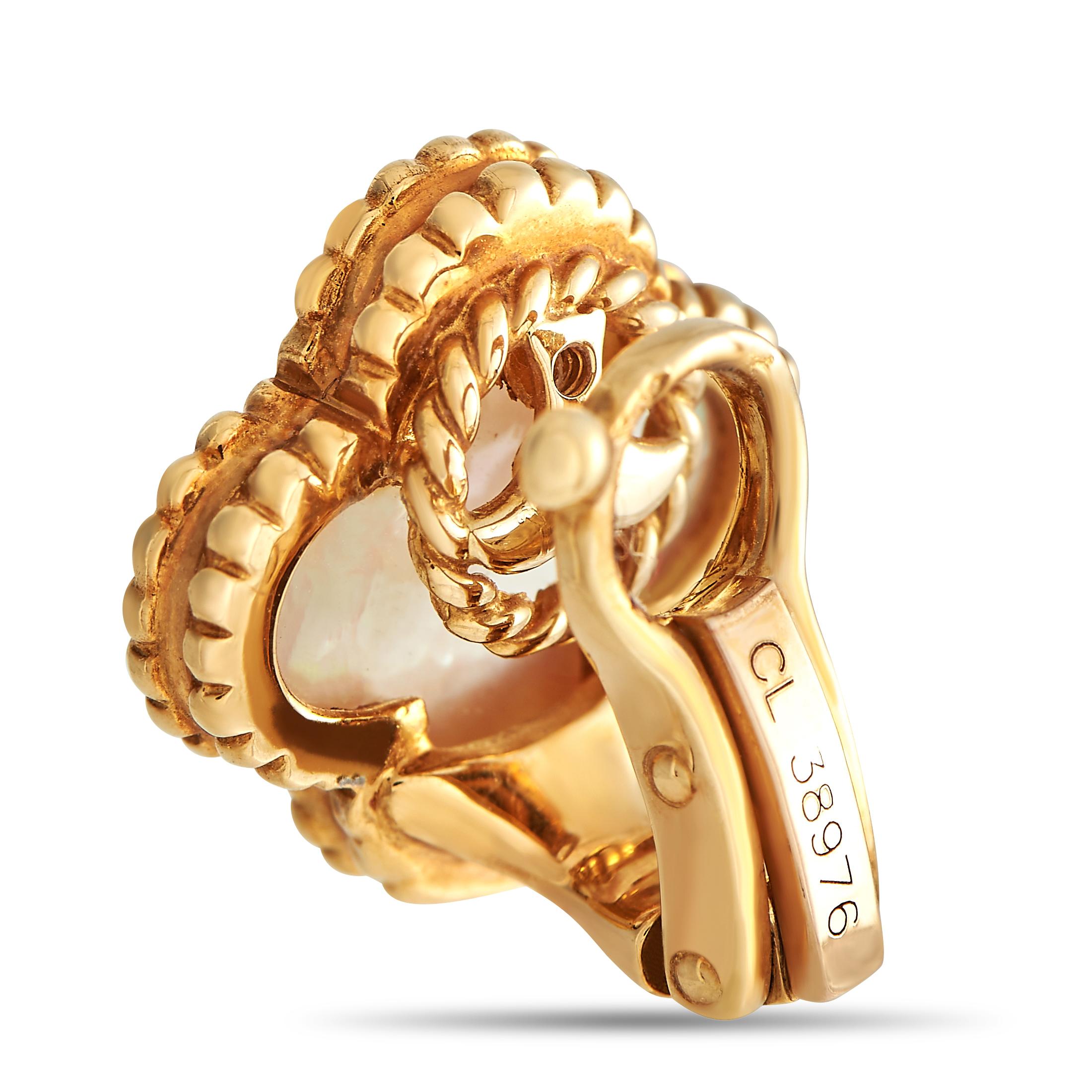 Verströmen Sie Eleganz mit diesem Paar vierblättriger, vom Kleeblatt inspirierter Ohrringe von Van Cleef & Arpels. Diese Van Cleef & Arpels Alhambra Ohrringe aus 8 K Gelbgold mit Perlmutt-Intarsien werden in einem sehr guten Zustand angeboten und