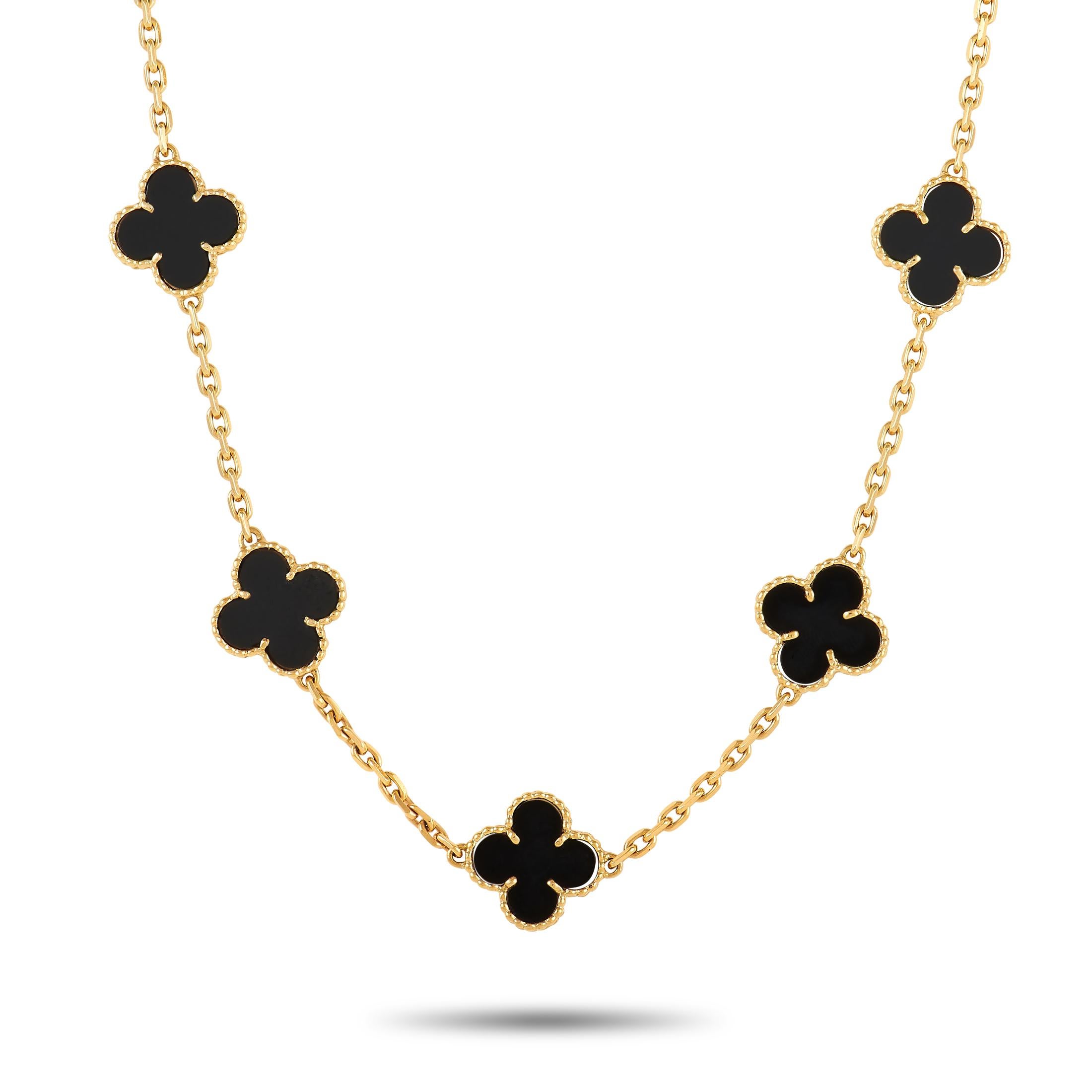 Die Alhambra-Halskette mit 20 Motiven von Van Cleef & Arpels ist ein ikonisches Schmuckstück, das immer einen Blickfang darstellt. Die aus 18 Karat Gelbgold gefertigte, dramatische 32-Zoll-Kette wird durch eine Reihe von kleeblattförmigen Motiven