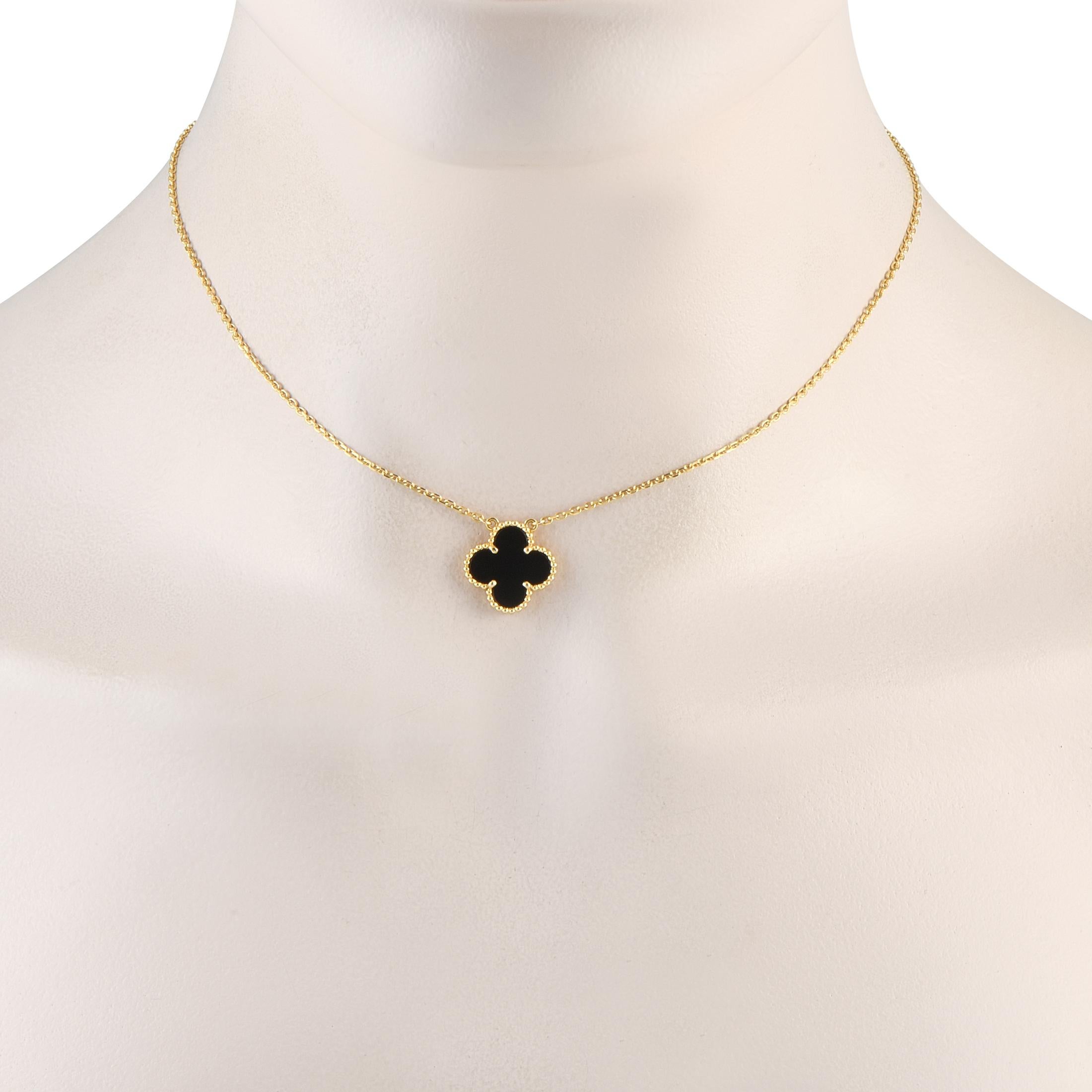 Ce collier iconique Van Cleef & Arpels Alhambra respire le luxe. L'opulent or jaune 18 carats contraste magnifiquement avec l'onyx noir, qui s'impose au centre du design classique en forme de couvercle de la marque. Le pendentif mesure 0,50 rond et