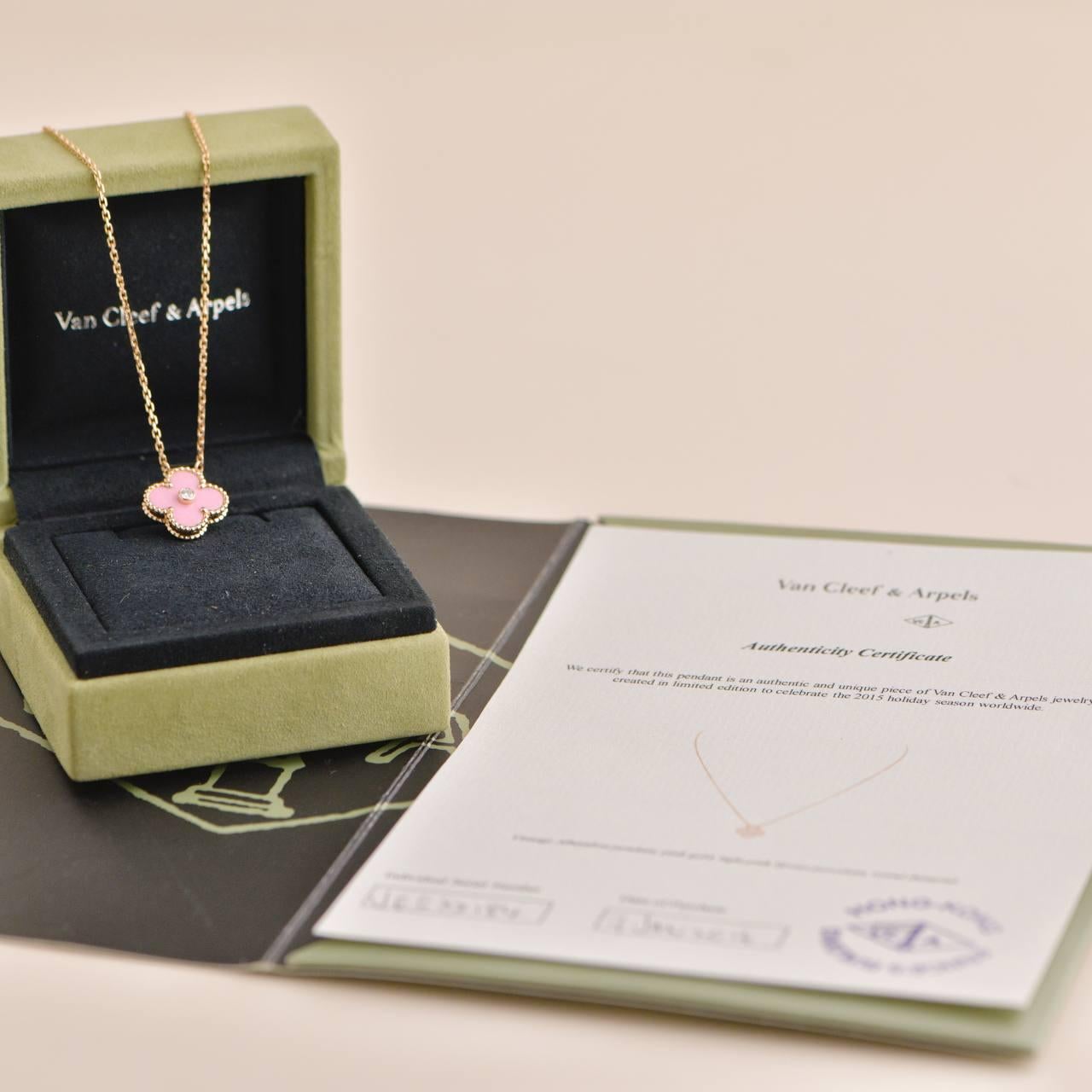 SKU	AT-2666
Comes With	Full Set (Box + Card)
Date	2016
Model	VCARO5SY00
Serial Number	JE******
Metal	18k Rose Gold
Stones	Diamond, Sèvres Porcelain
Weight	Approximately 6.75 g
Length	Approximately 42 cm
Width	Approximately 1.5