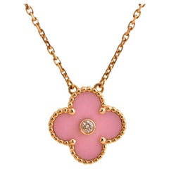 Van Cleef & Arpels Pendentif en porcelaine de Sèvres rose Diamond Holiday 2015