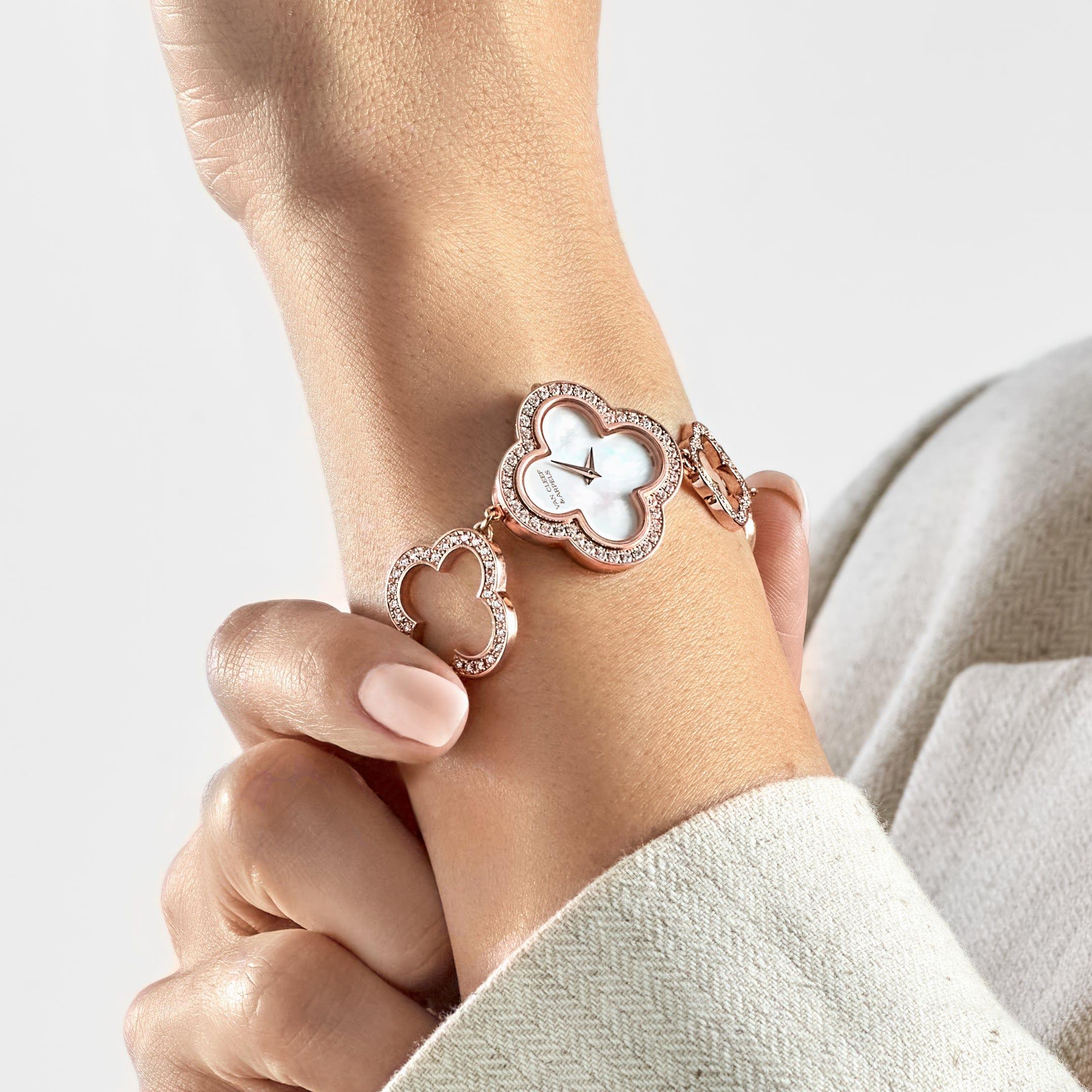 Jewels Aficionado propose cette Van Cleef & Arpels Alhambra 2365149 est une montre raffinée et intemporelle, reflétant l'héritage élégant et le design iconique de la marque. Réalisé en or rose chaud, son délicat boîtier mesure 27 mm, ce qui en fait