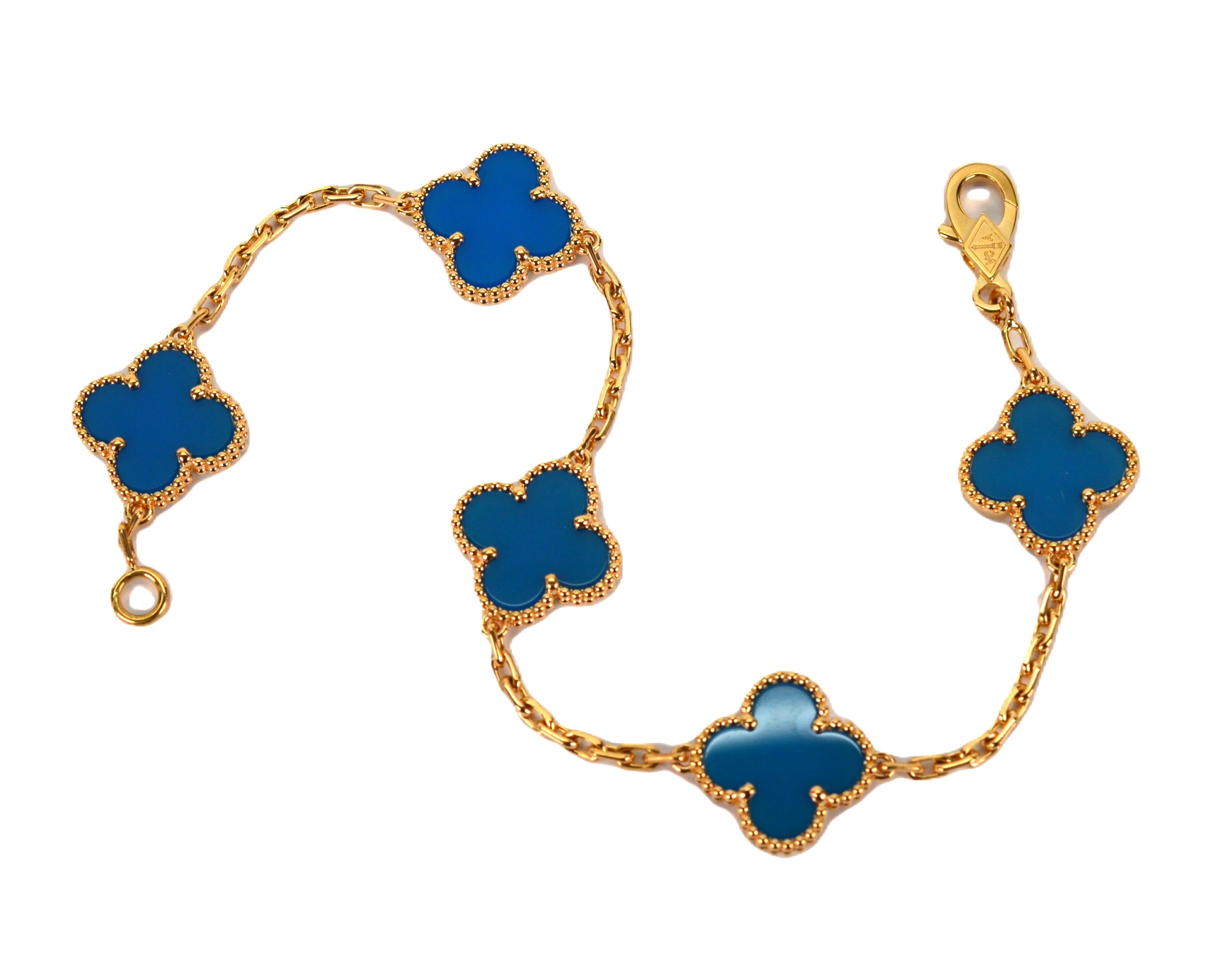 Di Van Cleef & Arpels, divertiti ad acquistare questo iconico bracciale Alhambra 5 Motif Blue Agate in oro giallo 18 carati per elevare il tuo guardaroba di gioielli. Considerato un design ambito dal suo famoso creatore, questo braccialetto ammirato