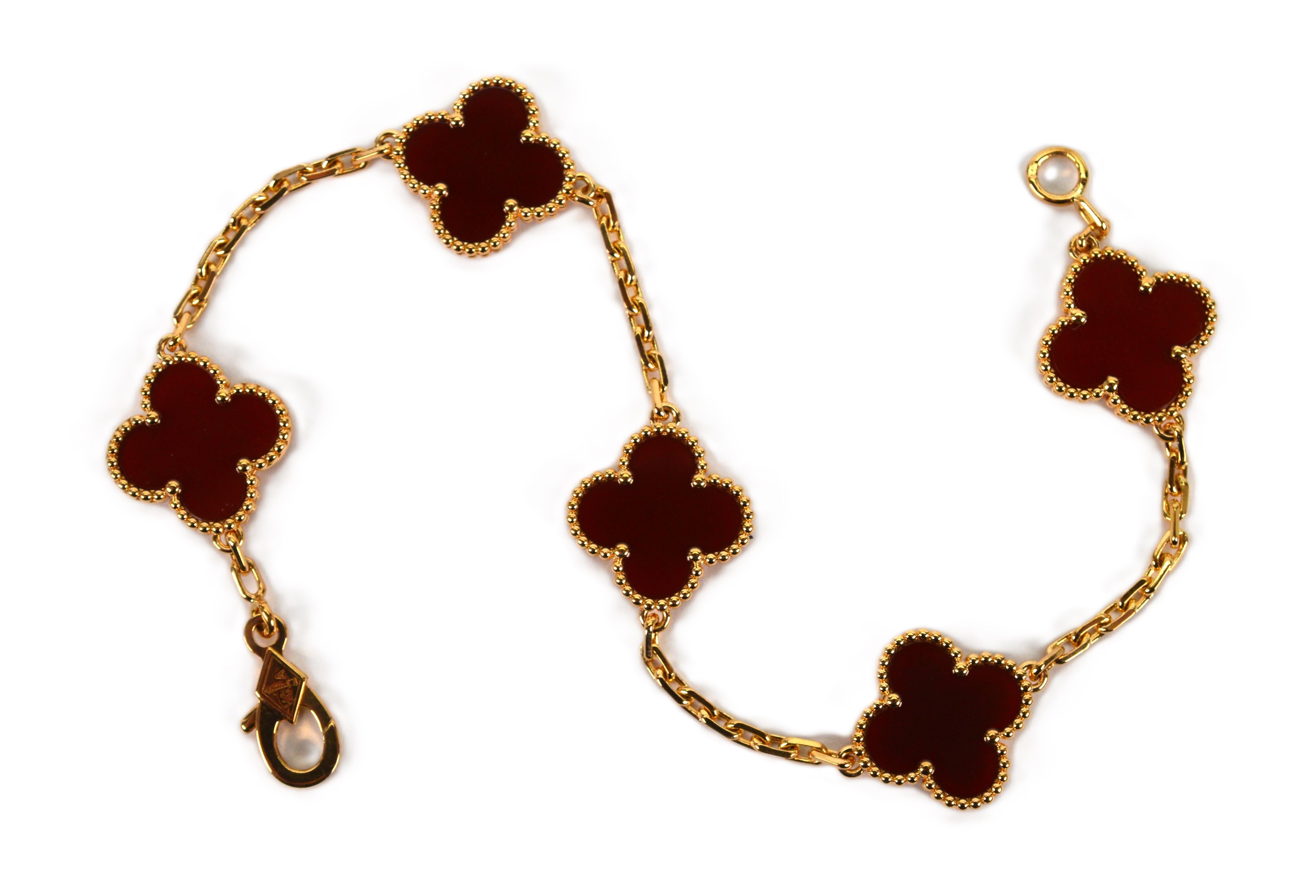 Von Van Cleef und Arpels, genießen Sie die Beschaffung dieses ikonischen Alhambra 5 Motiv Karneol 18 Karat Gelbgold Armband, um Ihre Schmuck-Garderobe zu erhöhen. Dieses bewunderte Armband aus der VCA Vintage Alhambra Collection gilt als begehrtes