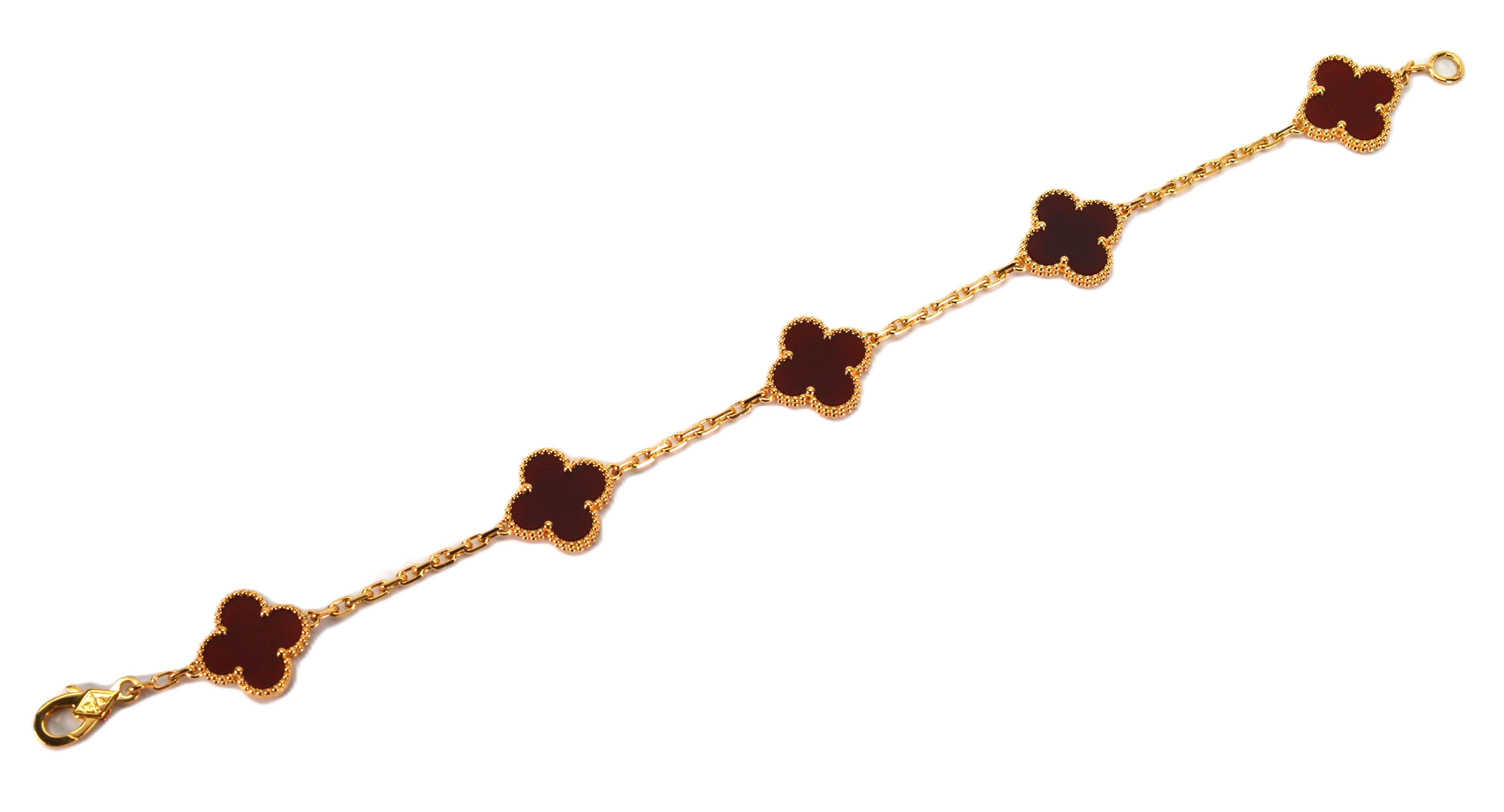 Van Cleef & Arpels Alhambra Armband aus 18 Karat Gelbgold mit 5 Motiven aus Karneol (Gemischter Schliff) im Angebot