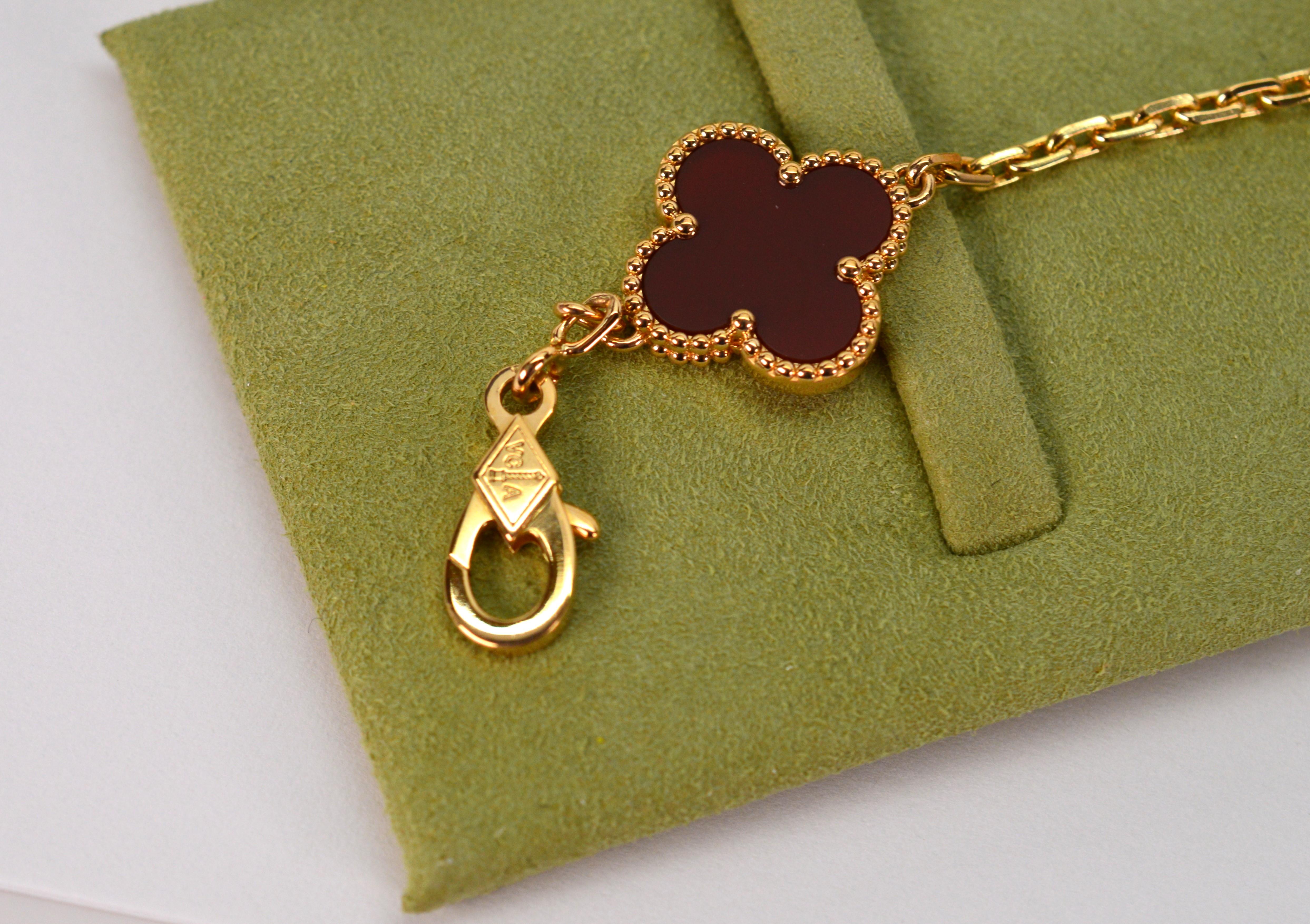 Van Cleef & Arpels Alhambra Armband aus 18 Karat Gelbgold mit 5 Motiven aus Karneol im Zustand „Hervorragend“ im Angebot in Mount Kisco, NY
