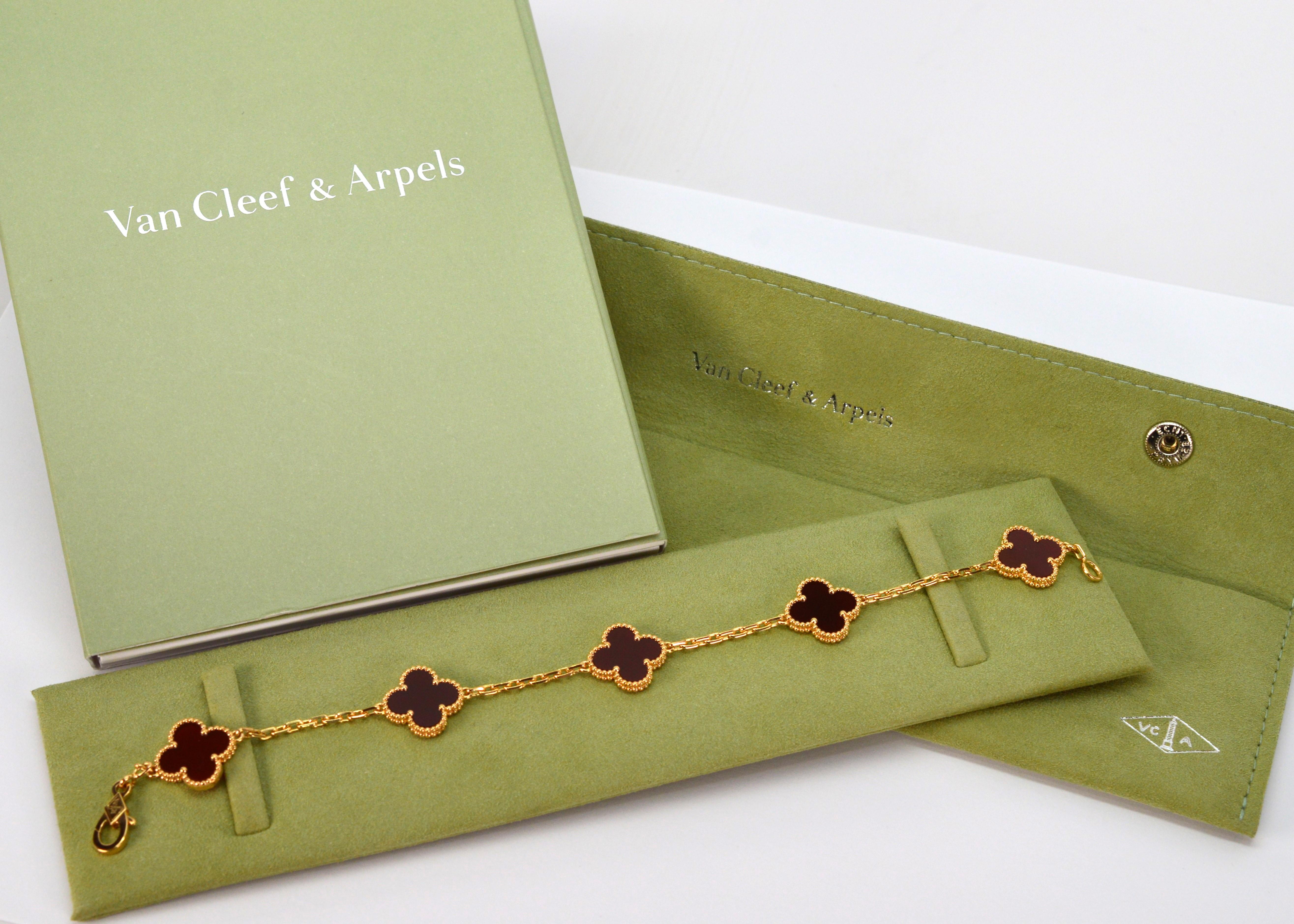 Van Cleef & Arpels Alhambra Armband aus 18 Karat Gelbgold mit 5 Motiven aus Karneol Damen im Angebot