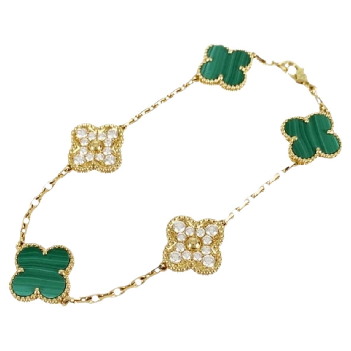 Van Cleef & Arpels  Alhambra-Armband, Ein modernes Motiv aus grünem Malachit und Diamant 5.
Das Armband ist aus 18 Karat Weißgold gefertigt und mit weißen Diamanten der Farbe D bis F und der Reinheit VS besetzt.  
mit 24 pflastergeschliffenen