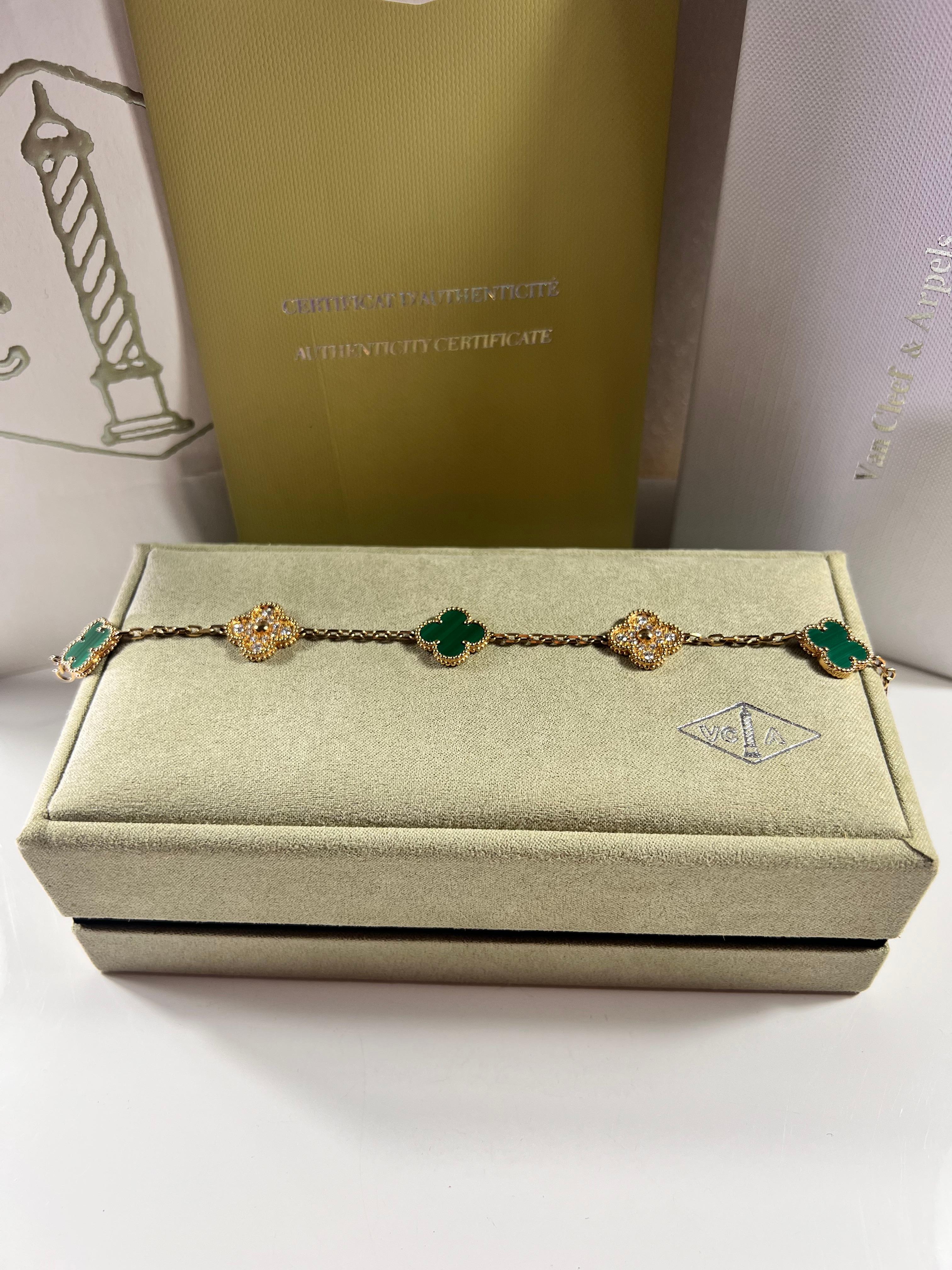 Taille brillant Van Cleef & Arpels Bracelet Alhambra en diamants et malaquite 18 carats  Or en vente