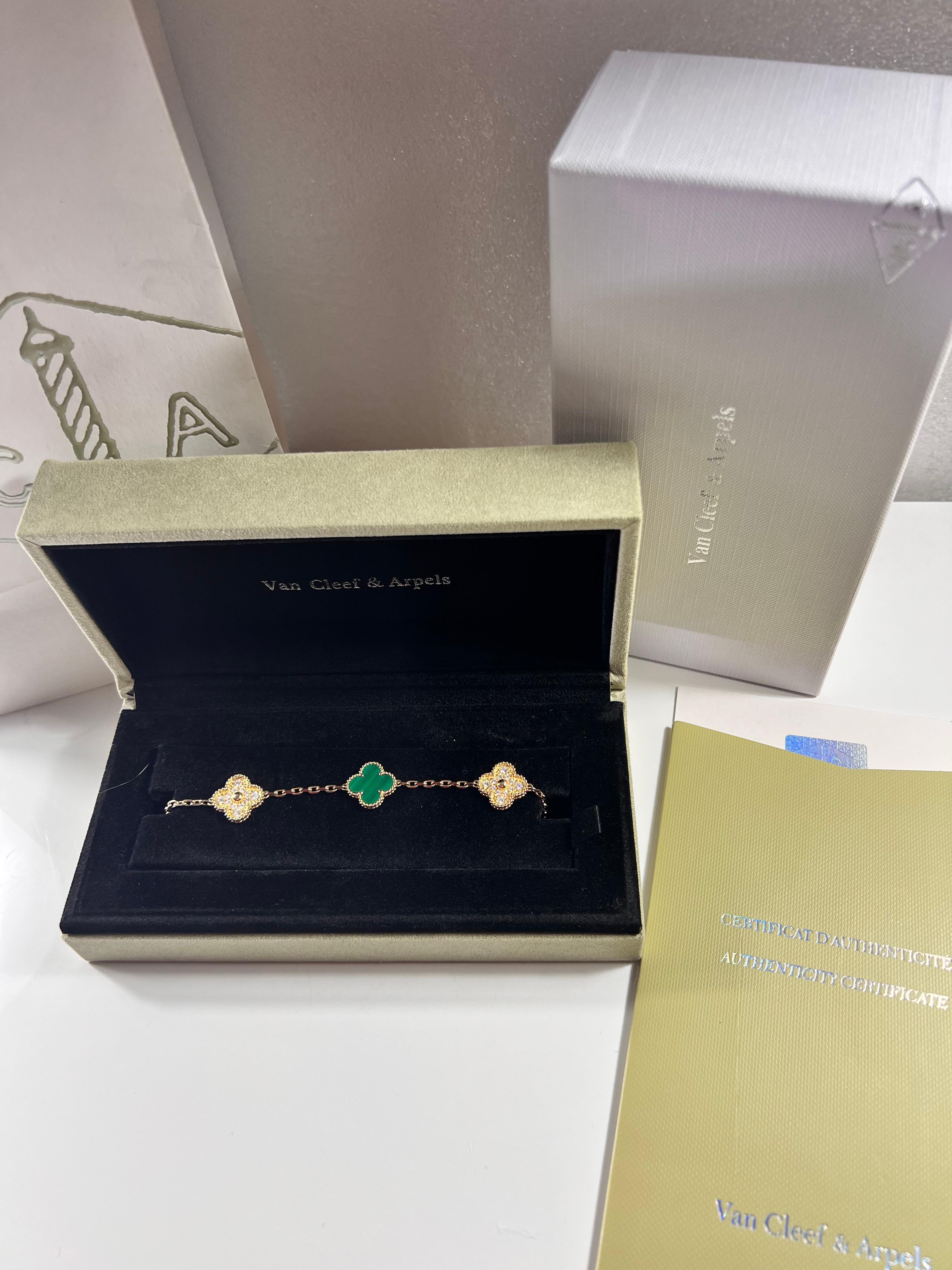 Brilliant Cut Van Cleef & Arpels Alhambra Bracelet in Diamonds and Malaquite in 18k  Gold For Sale