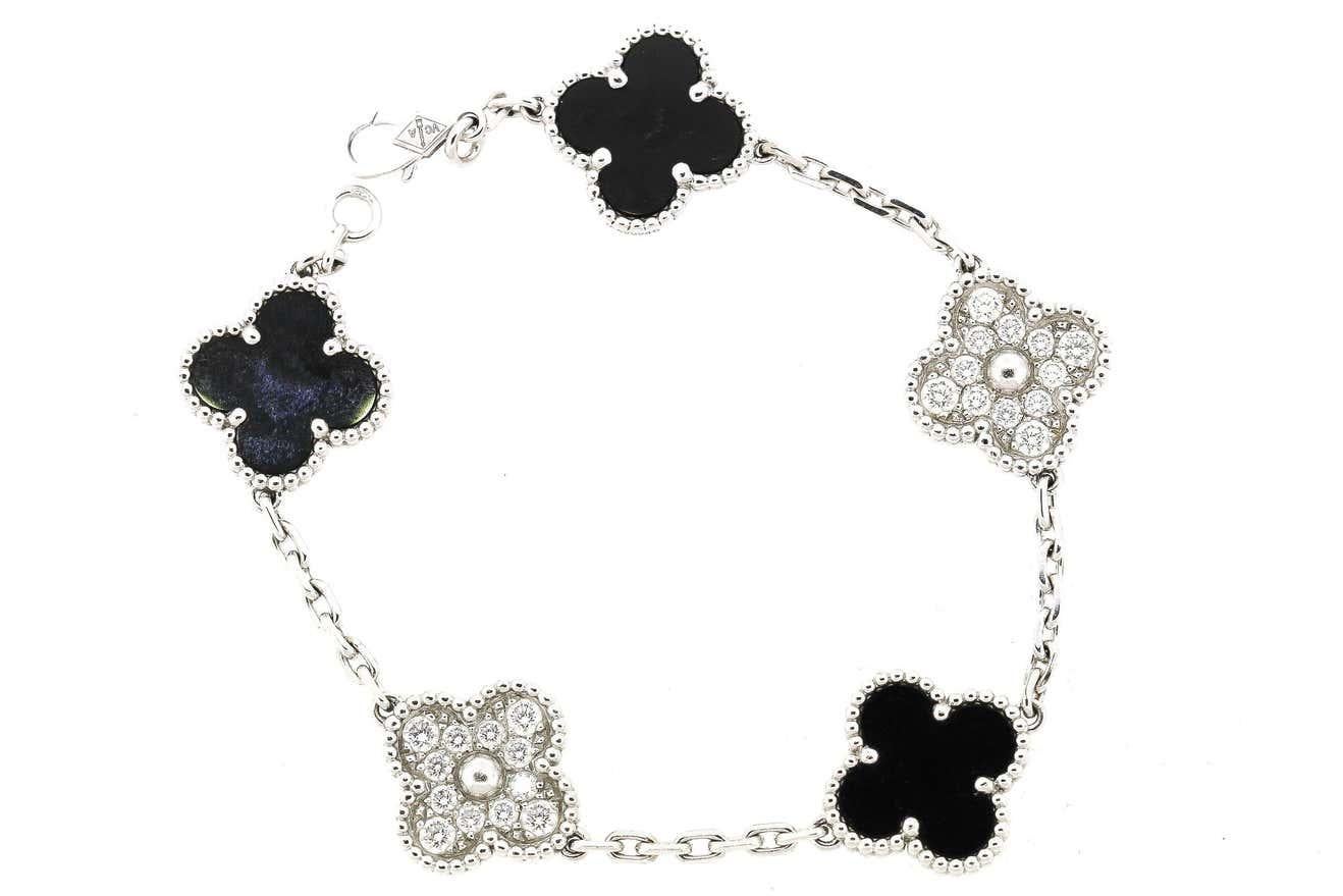 Van Cleef & Arpels  Bracelet Alhambra, un motif moderne en onyx noir et diamant à 5 branches.
Le bracelet est en or blanc 18 carats et serti de diamants blancs de couleur D à F et de pureté VS.  
avec 24 diamants sertis pavement d'un poids total