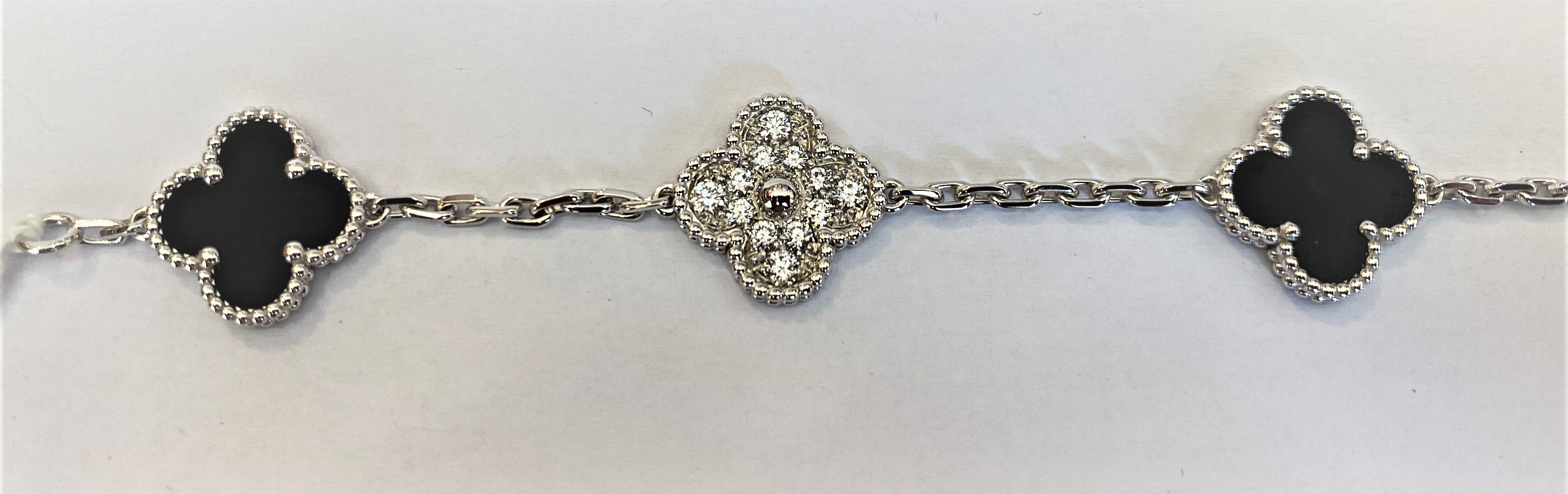 Contemporain Van Cleef & Arpels Bracelet Alhambra en or blanc 18 carats, diamants et onyx en vente
