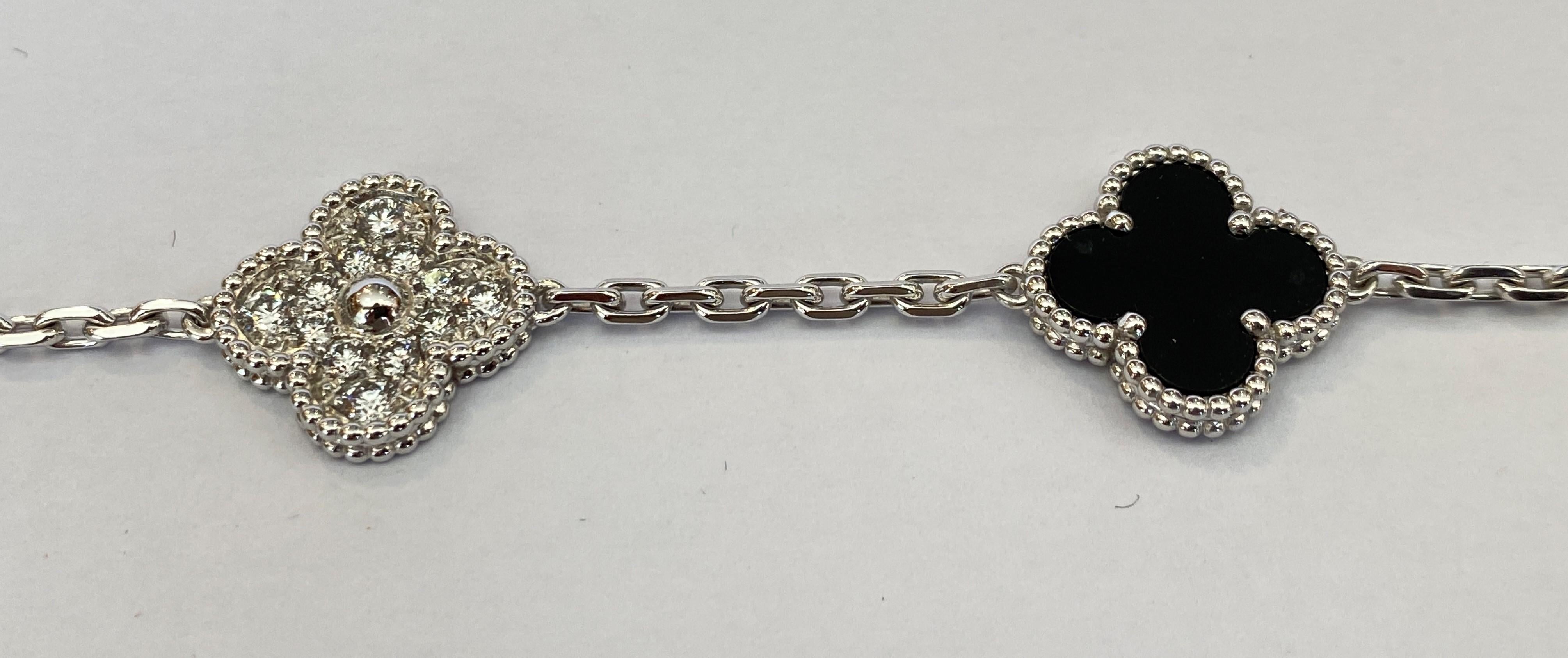 Taille brillant Van Cleef & Arpels Bracelet Alhambra en or blanc 18 carats, diamants et onyx en vente