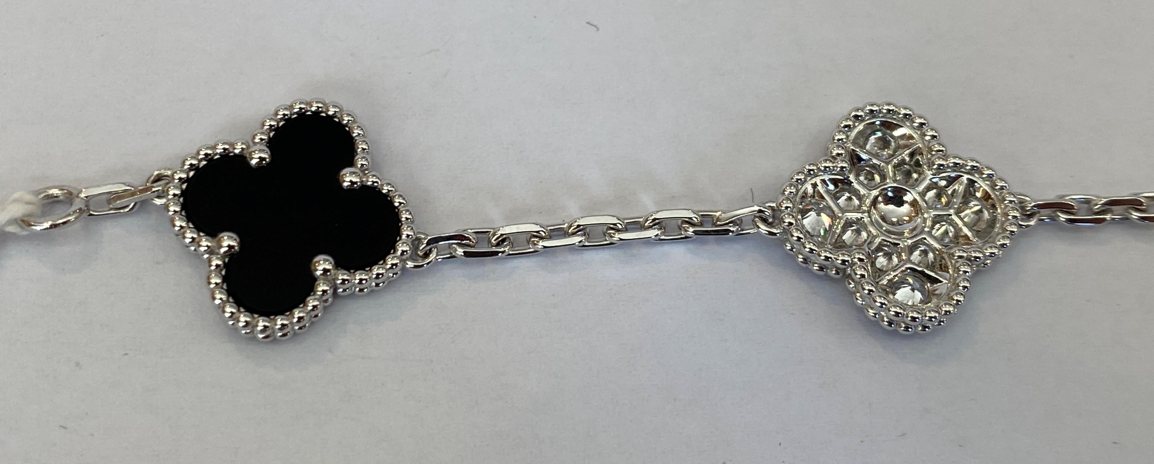 Donna Bracciale Van Cleef & Arpels Alhambra con diamanti e onice in oro bianco 18 ct.