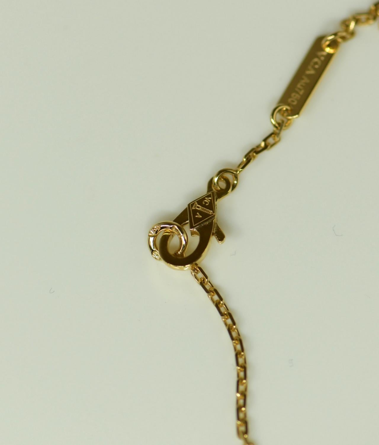 Van Cleef & Arpels Alhambra Carnelian 18 Karat Yellow Gold Pendant Necklace In Excellent Condition In Banbury, GB