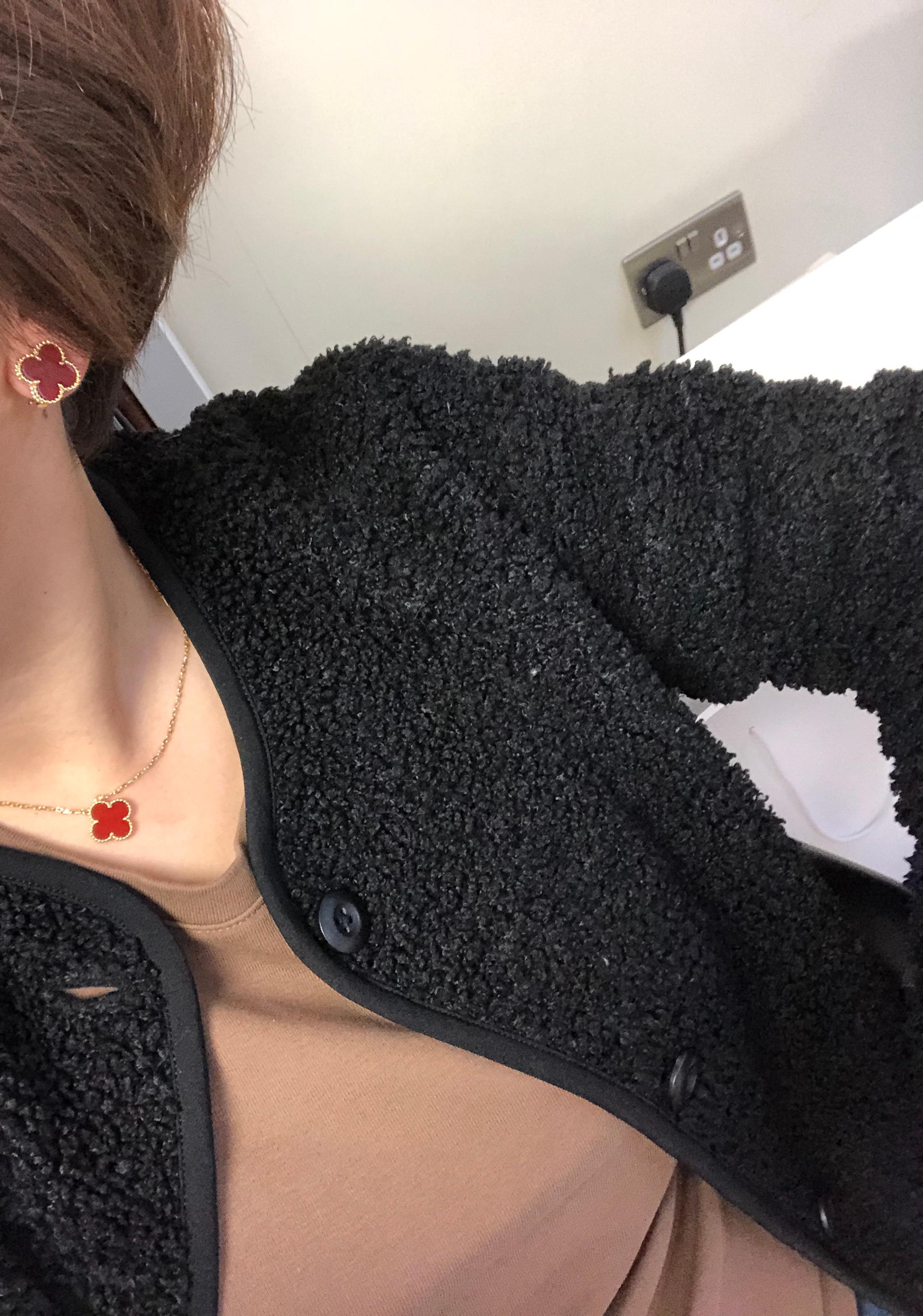 Uncut Van Cleef & Arpels Alhambra Carnelian 18 Karat Yellow Gold Pendant Necklace