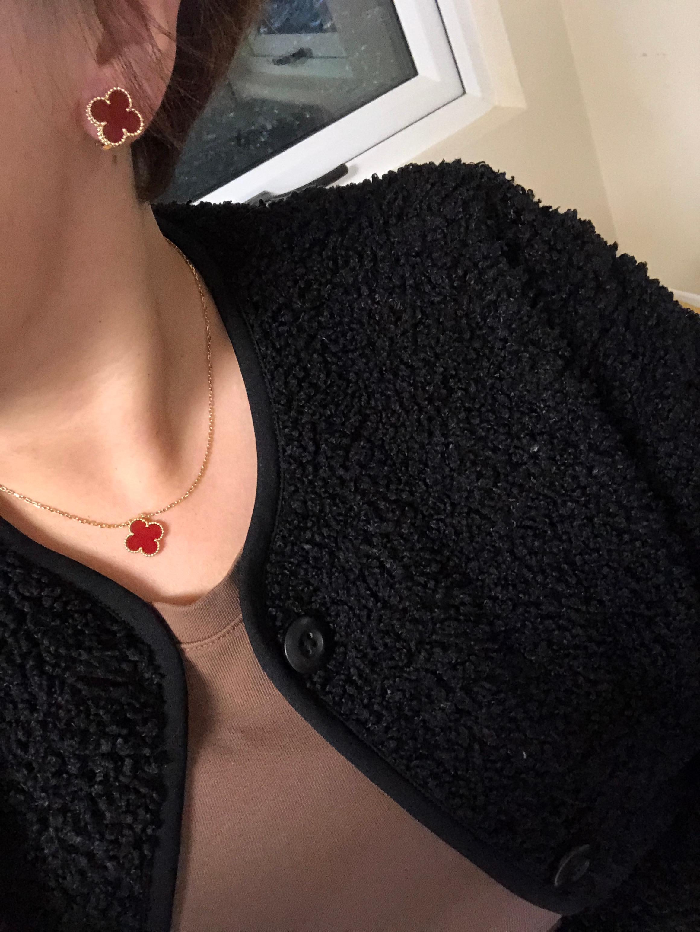 Van Cleef & Arpels Alhambra Carnelian 18 Karat Yellow Gold Pendant Necklace In Excellent Condition In Banbury, GB
