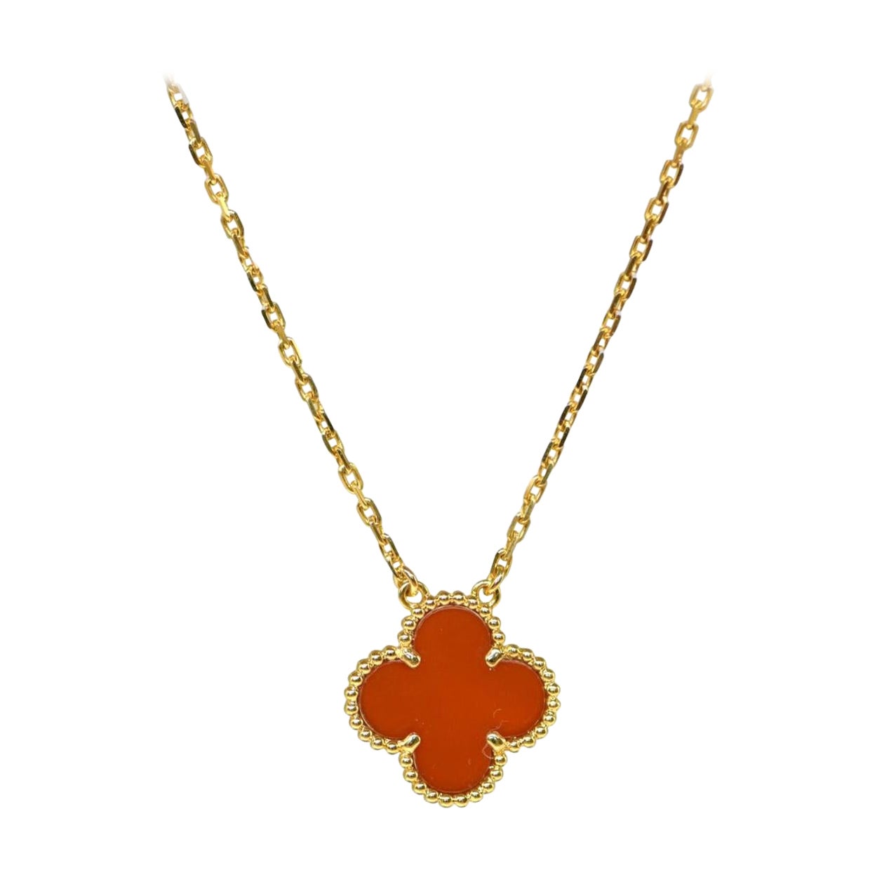Van Cleef 
Arpels, collier pendentif Alhambra en or jaune 18 carats et cornaline