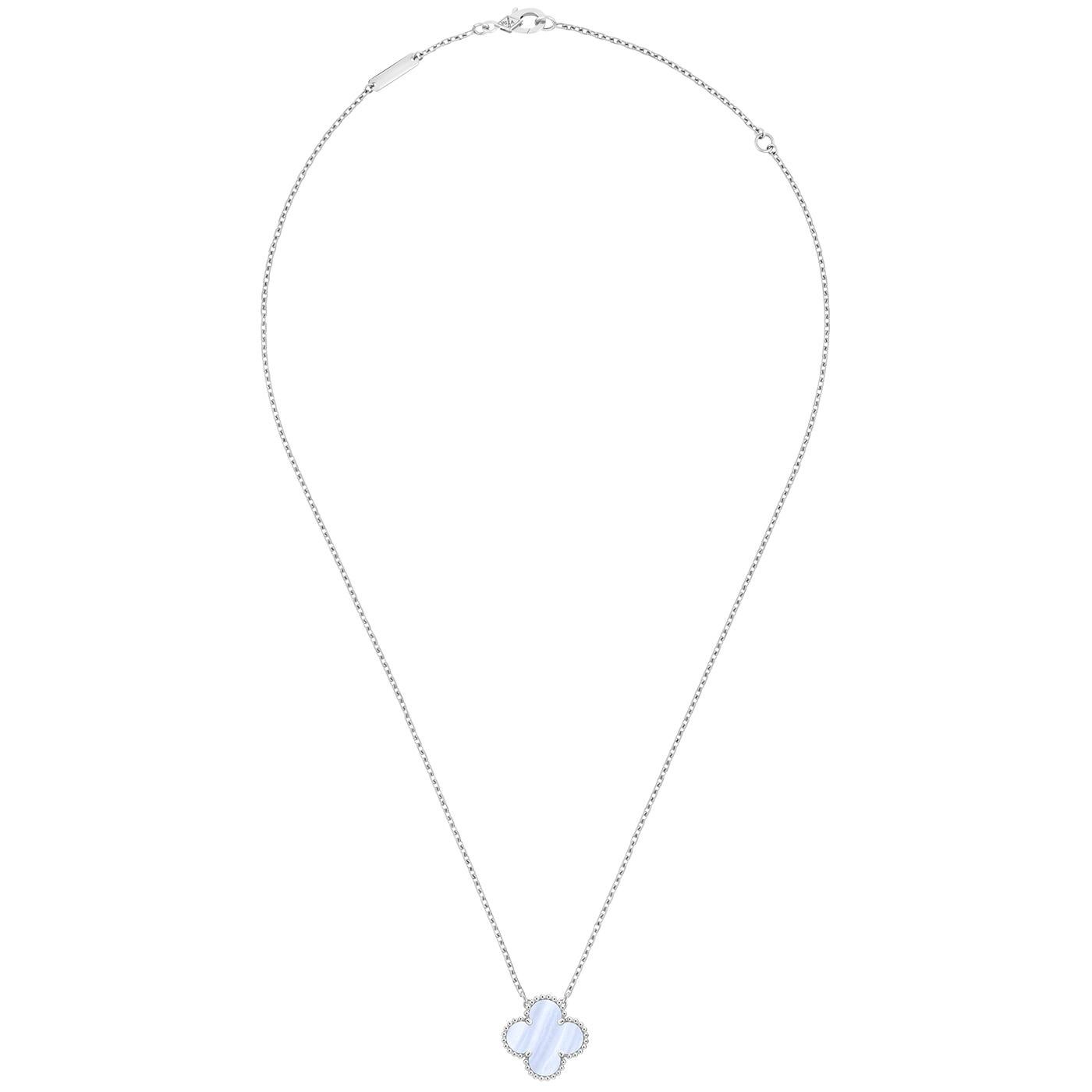 Van Cleef & Arpels Alhambra Chalcedon-Anhänger Halskette aus 18k Weißgold (Modernistisch) im Angebot