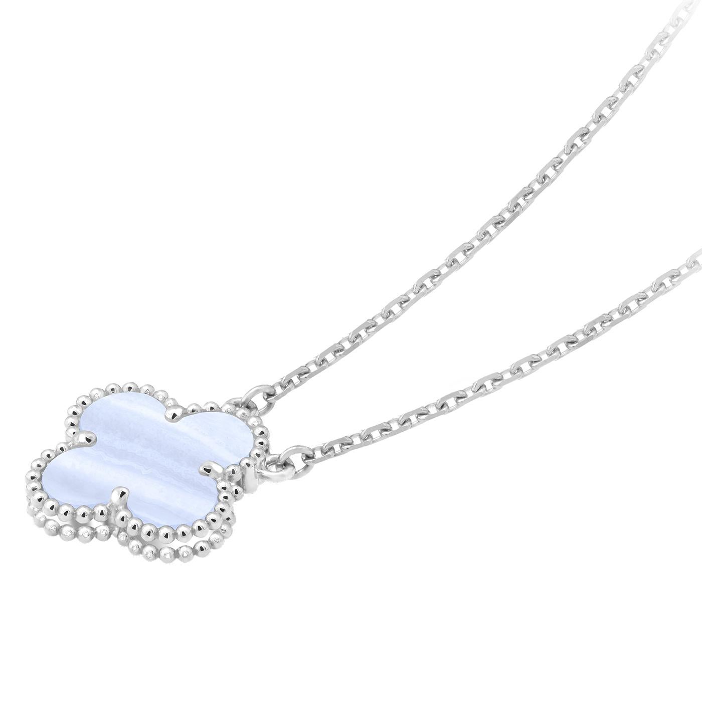 Van Cleef & Arpels Alhambra Chalcedon-Anhänger Halskette aus 18k Weißgold (Perle) im Angebot