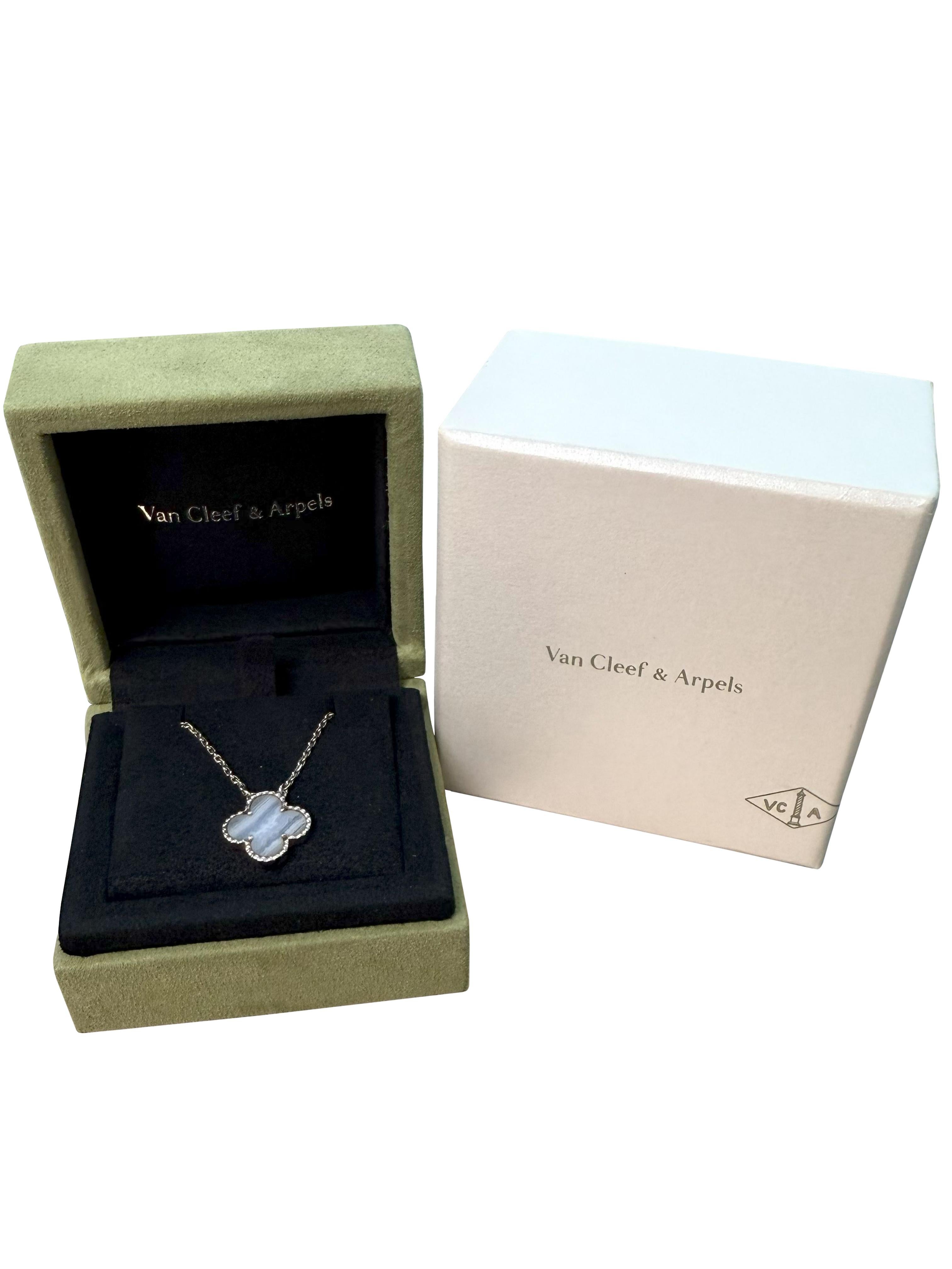 Van Cleef & Arpels Alhambra Chalcedon-Anhänger Halskette aus 18k Weißgold im Zustand „Hervorragend“ im Angebot in Aventura, FL