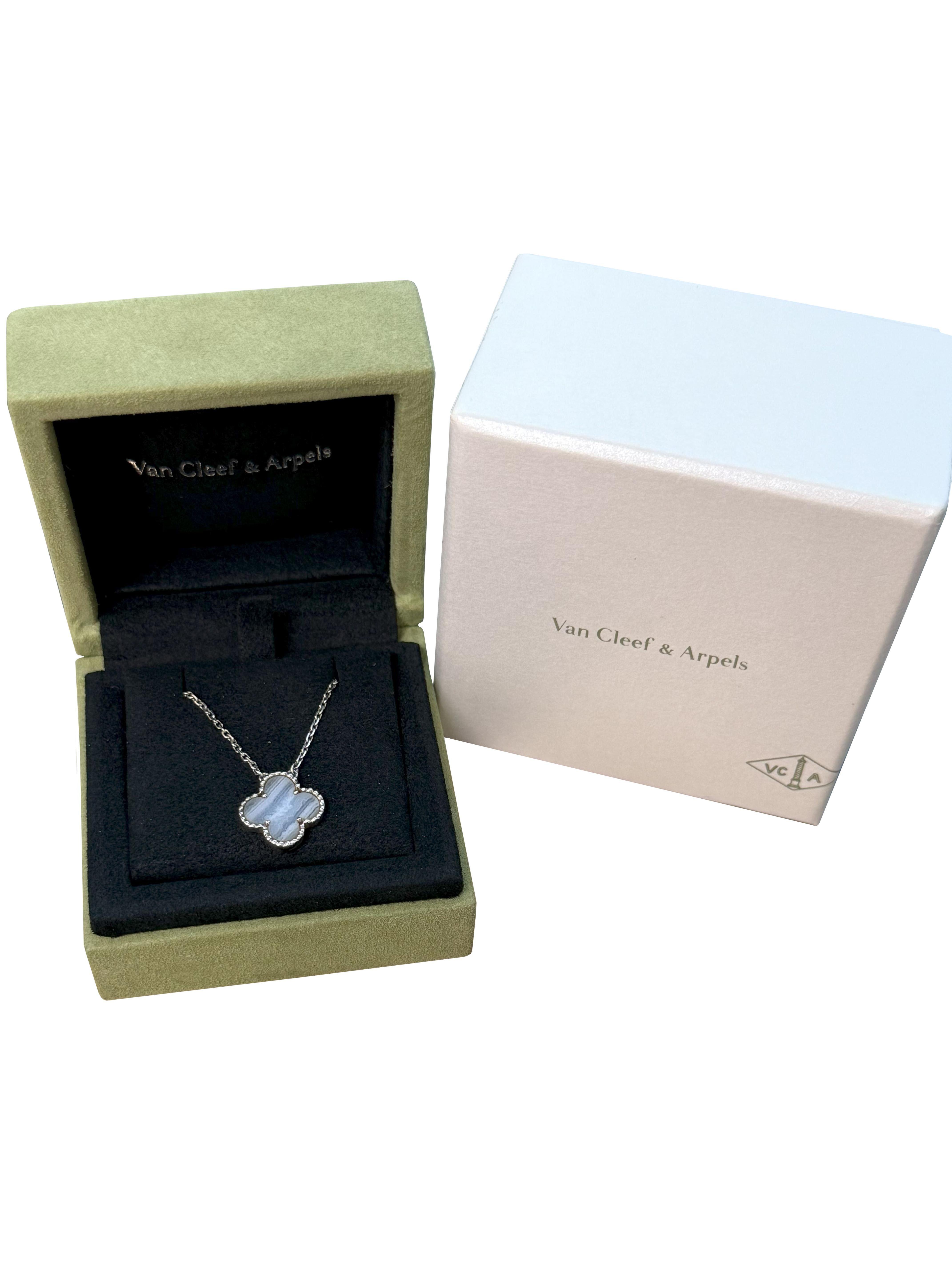Van Cleef & Arpels Alhambra Chalcedon-Anhänger Halskette aus 18k Weißgold Damen im Angebot