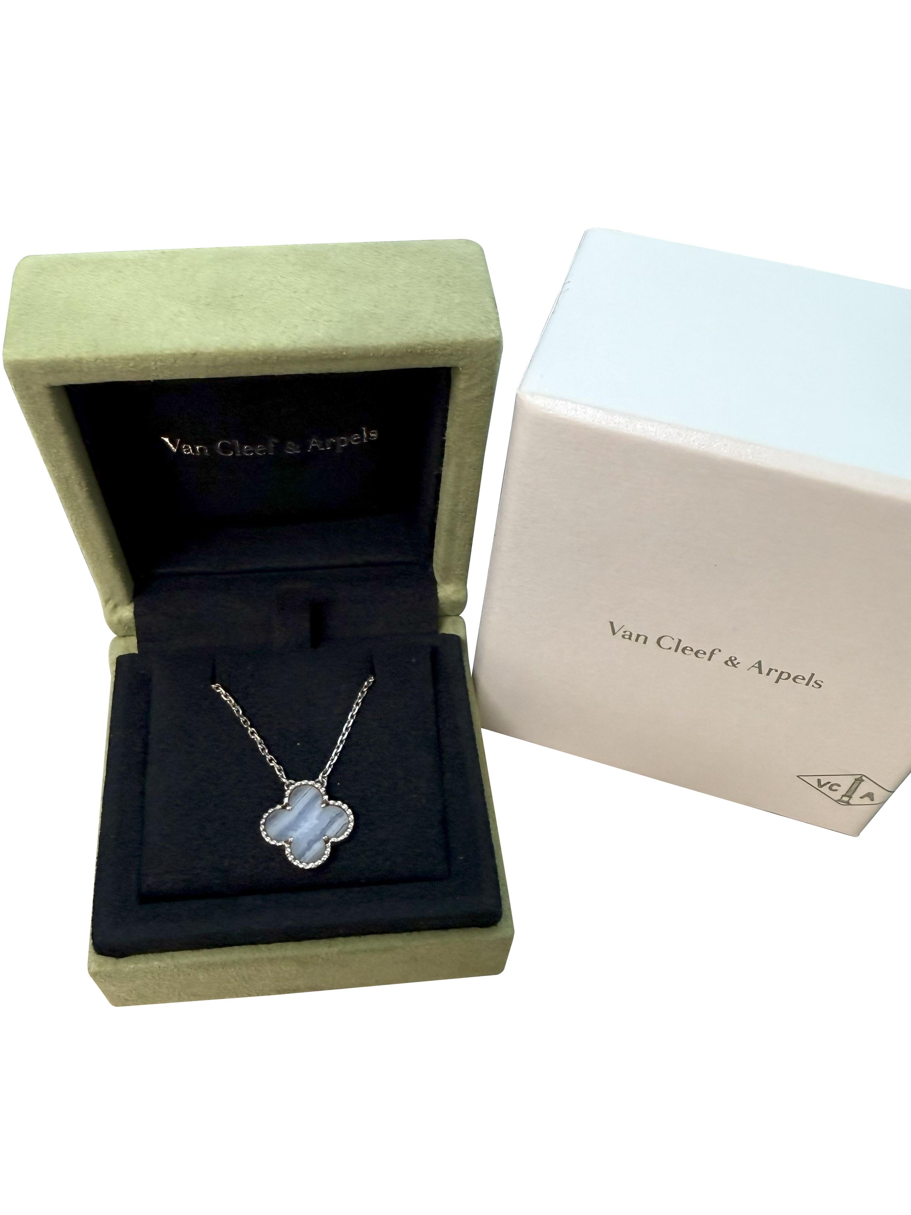 Van Cleef & Arpels Alhambra Chalcedon-Anhänger Halskette aus 18k Weißgold im Angebot 1