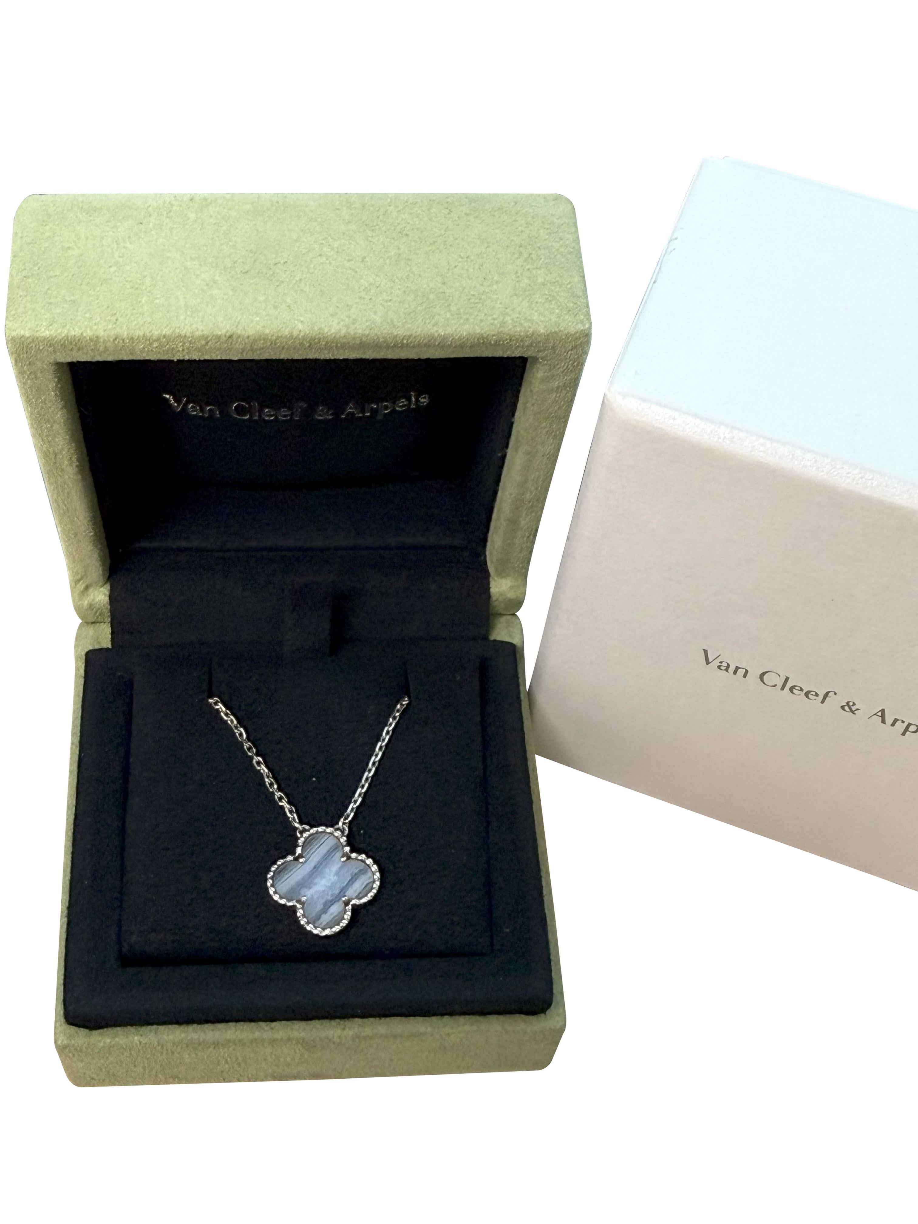 Van Cleef & Arpels Alhambra Chalcedon-Anhänger Halskette aus 18k Weißgold im Angebot 2