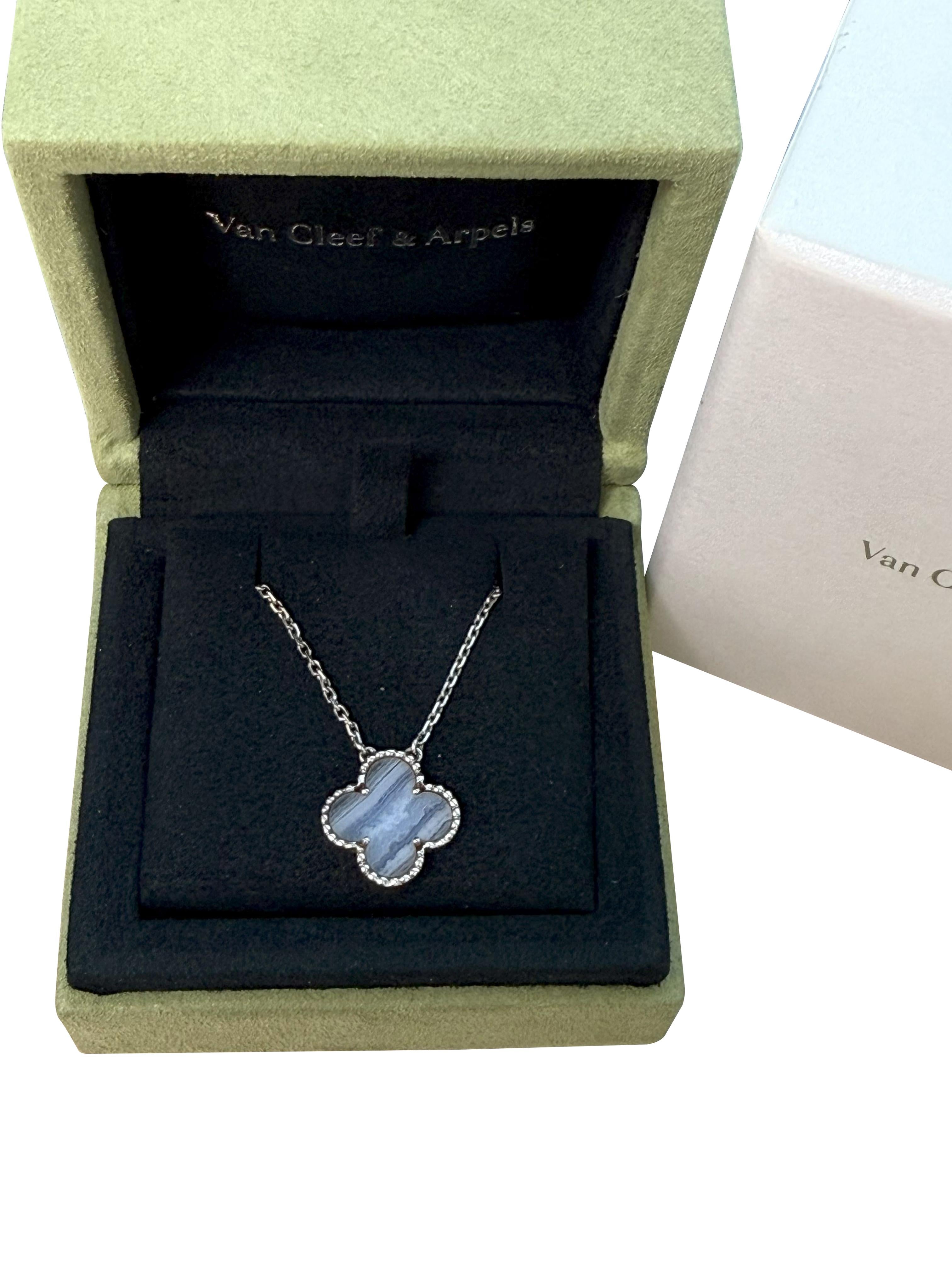 Van Cleef & Arpels Alhambra Chalcedon-Anhänger Halskette aus 18k Weißgold im Angebot 3