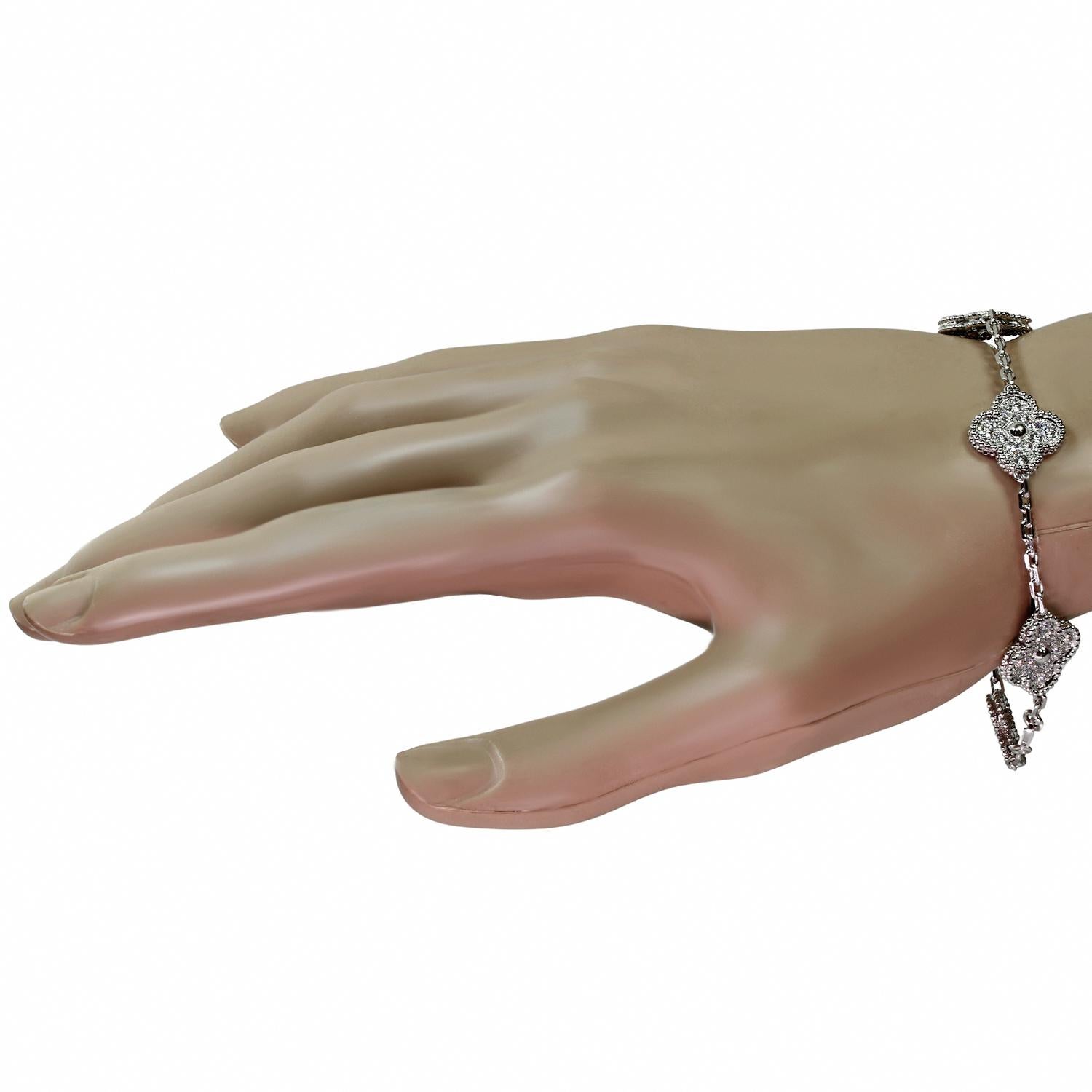 VAN CLEEF & ARPELS Bracelet Alhambra à 5 motifs en or blanc 18 carats avec diamants Excellent état - En vente à New York, NY