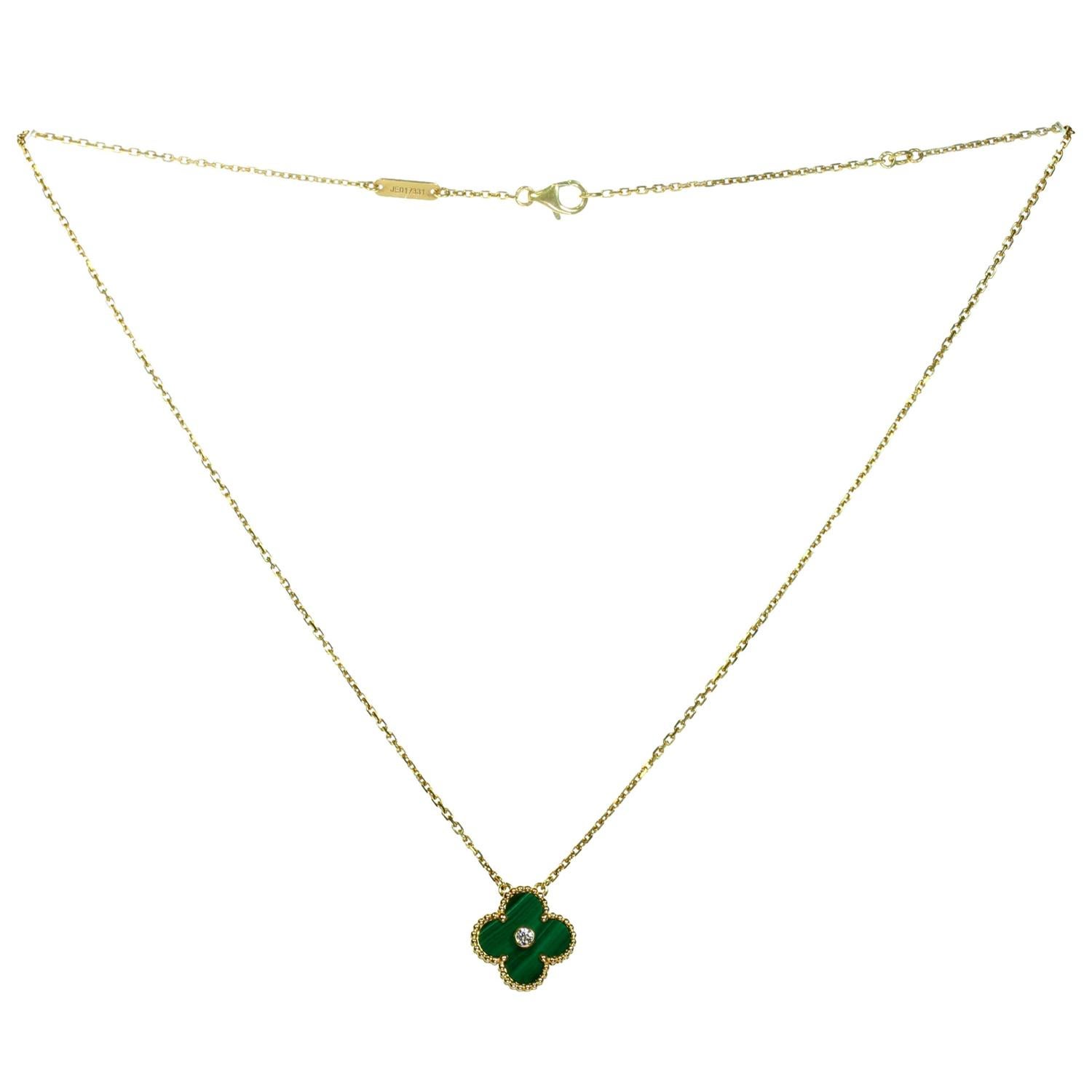 Diese seltene und klassische Halskette in limitierter Auflage aus der kultigen Alhambra-Kollektion von Van Cleef & Arpels zeigt einen Glücksklee-Anhänger aus 18 Karat Gelbgold und grünem Malachit, der mit einem runden Brillanten D-E-F VVS1-VVS2 mit