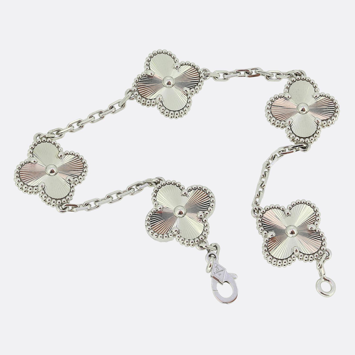 Van Cleef & Arpels Alhambra Guilloche-Armband mit fünf Motiven im Zustand „Gut“ in London, GB