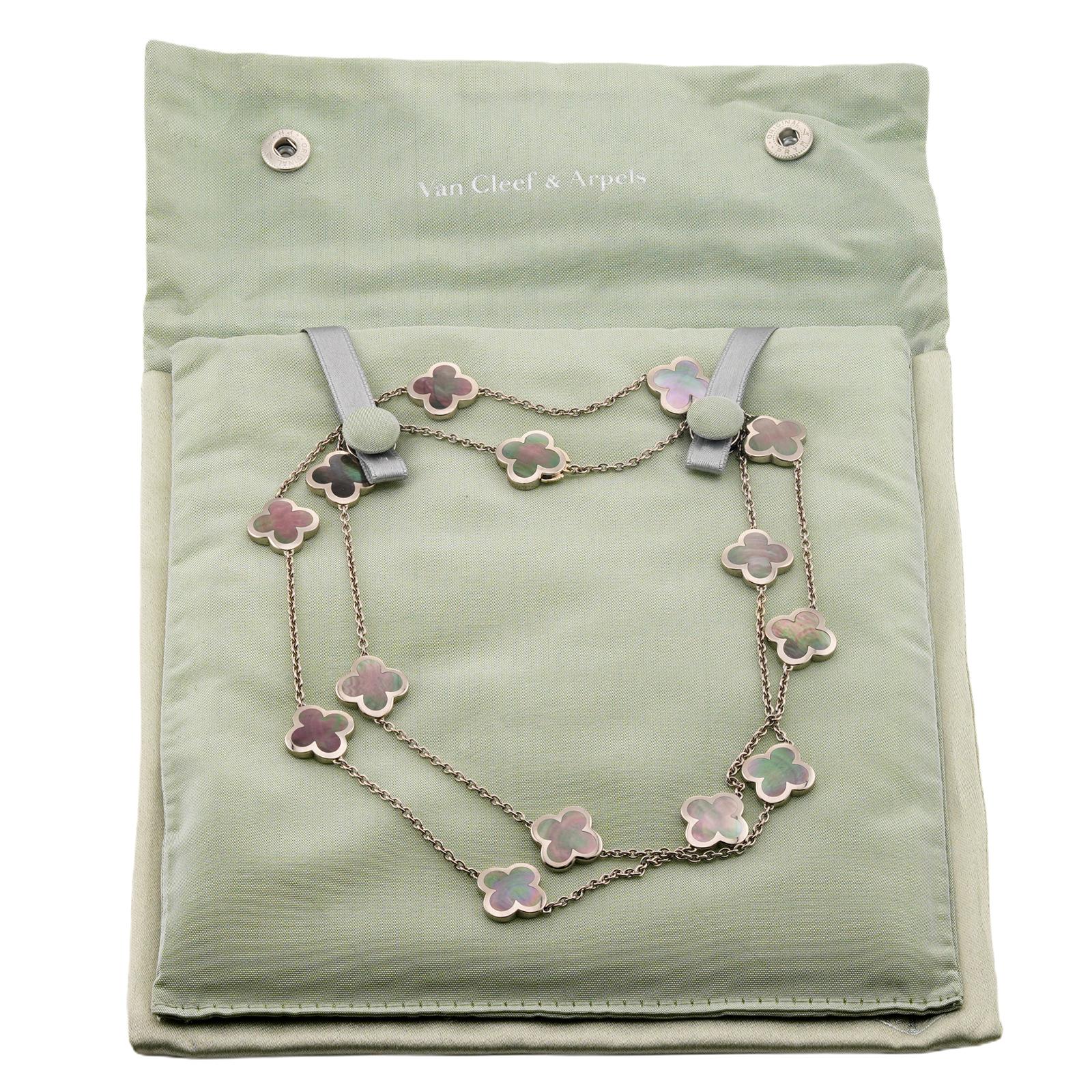 VAN CLEEF & ARPELS Alhambra Gray Mother-of-Pearl White Gold 14 Motif Necklace In Excellent Condition For Sale In New York, NY