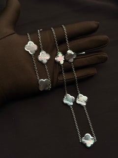 Collar y pulsera de oro blanco con nácar gris Alhambra de VAN CLEEF & ARPELS