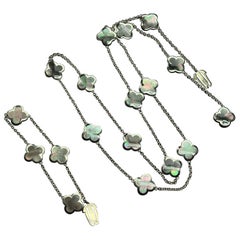 Collar y pulsera de oro blanco con nácar gris Alhambra de VAN CLEEF & ARPELS