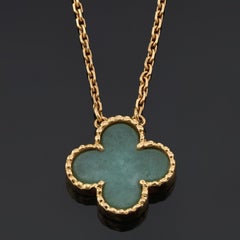 VAN CLEEF & ARPELS Collier pendentif Alhambra en or jaune et jade vert