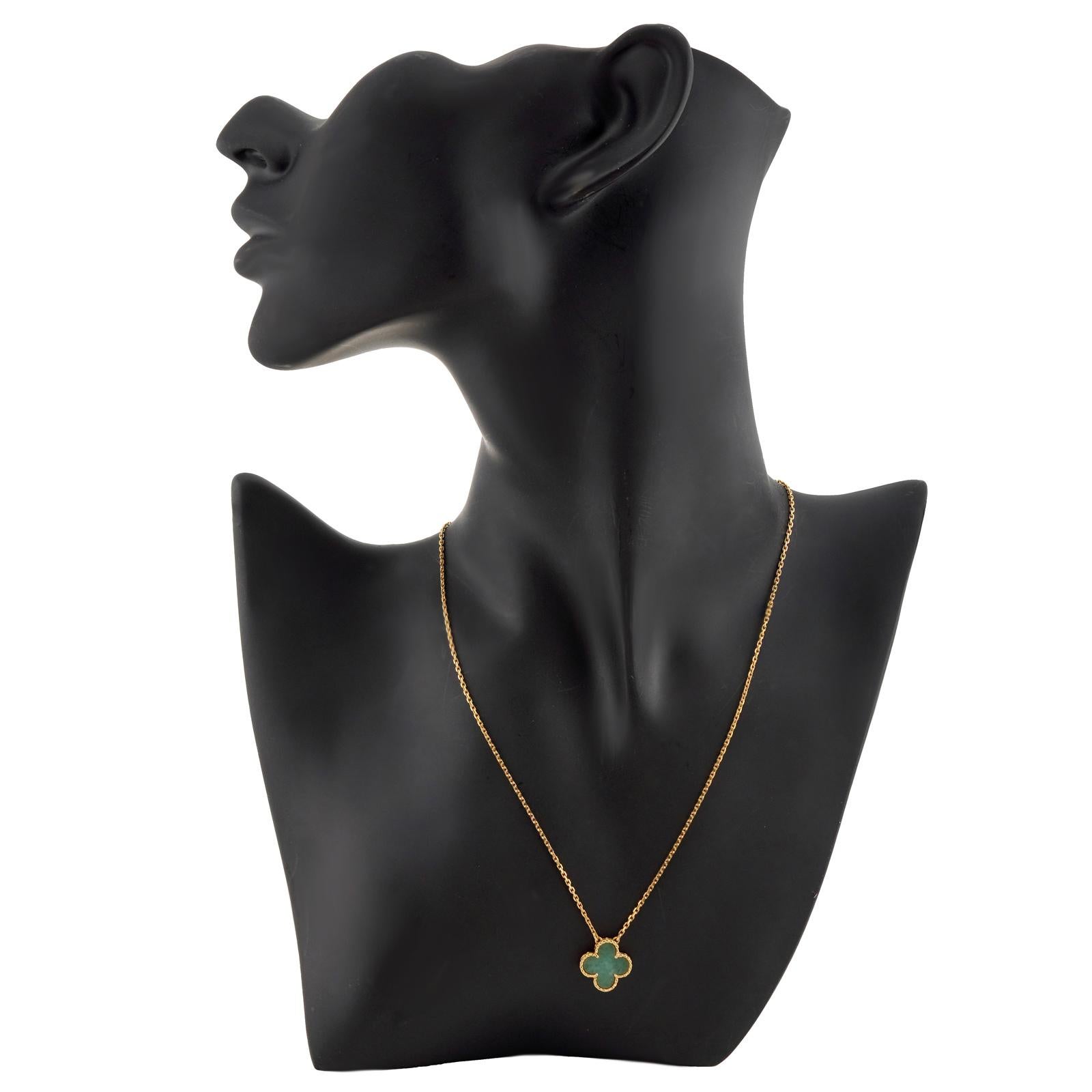 Mixed Cut VAN CLEEF & ARPELS Alhambra Green Jade Yellow Gold Pendant Necklace