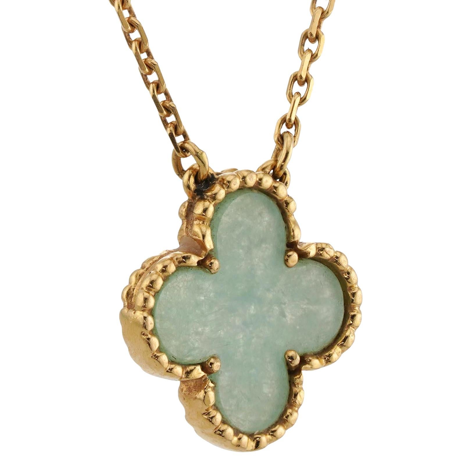 VAN CLEEF & ARPELS Alhambra Green Jade Yellow Gold Pendant Necklace In Good Condition In New York, NY