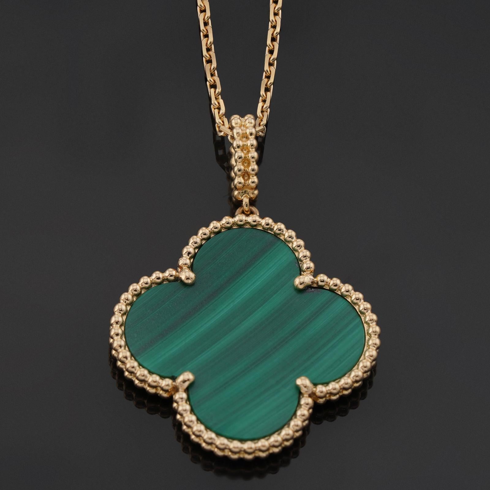 Ce fabuleux collier Van Cleef & Arpels de la collection iconique Vintage Alhambra présente un pendentif en malachite verte en forme de trèfle porte-bonheur serti dans de l'or jaune 18 carats et complété par une chaîne réglable. Fabriqué en France