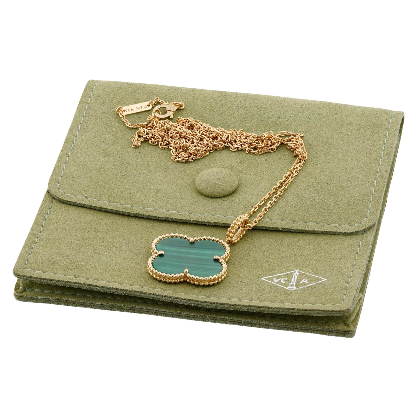 Taille mixte VAN CLEEF & ARPELS Collier pendentif Alhambra en or jaune et malachite verte